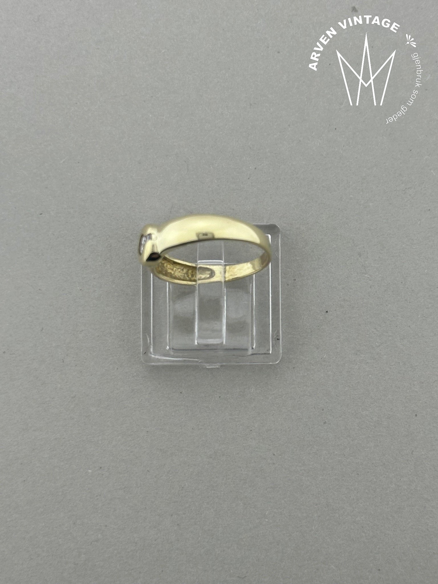 Vintage diamantring i gult gull str 50