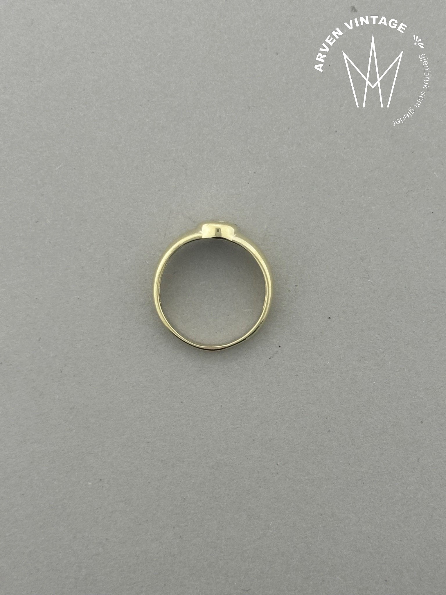 Vintage diamantring i gult gull str 50