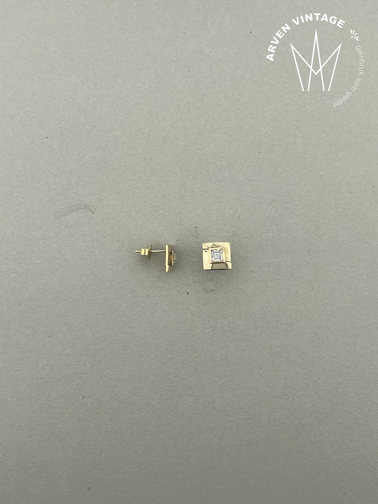 Vintage ørepynt gult gull med blank sten