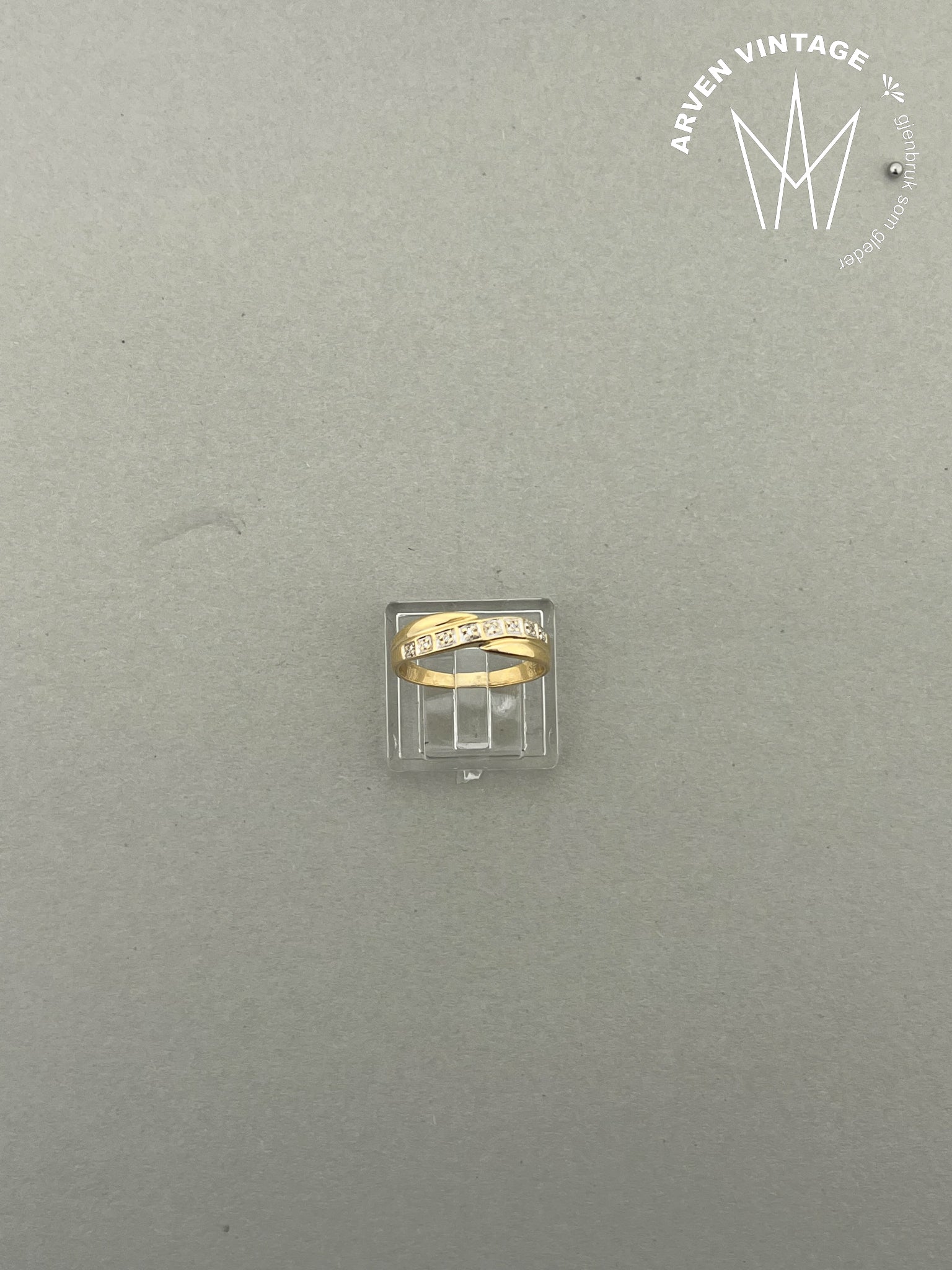 Vintage diamantring 18K gult gull str53