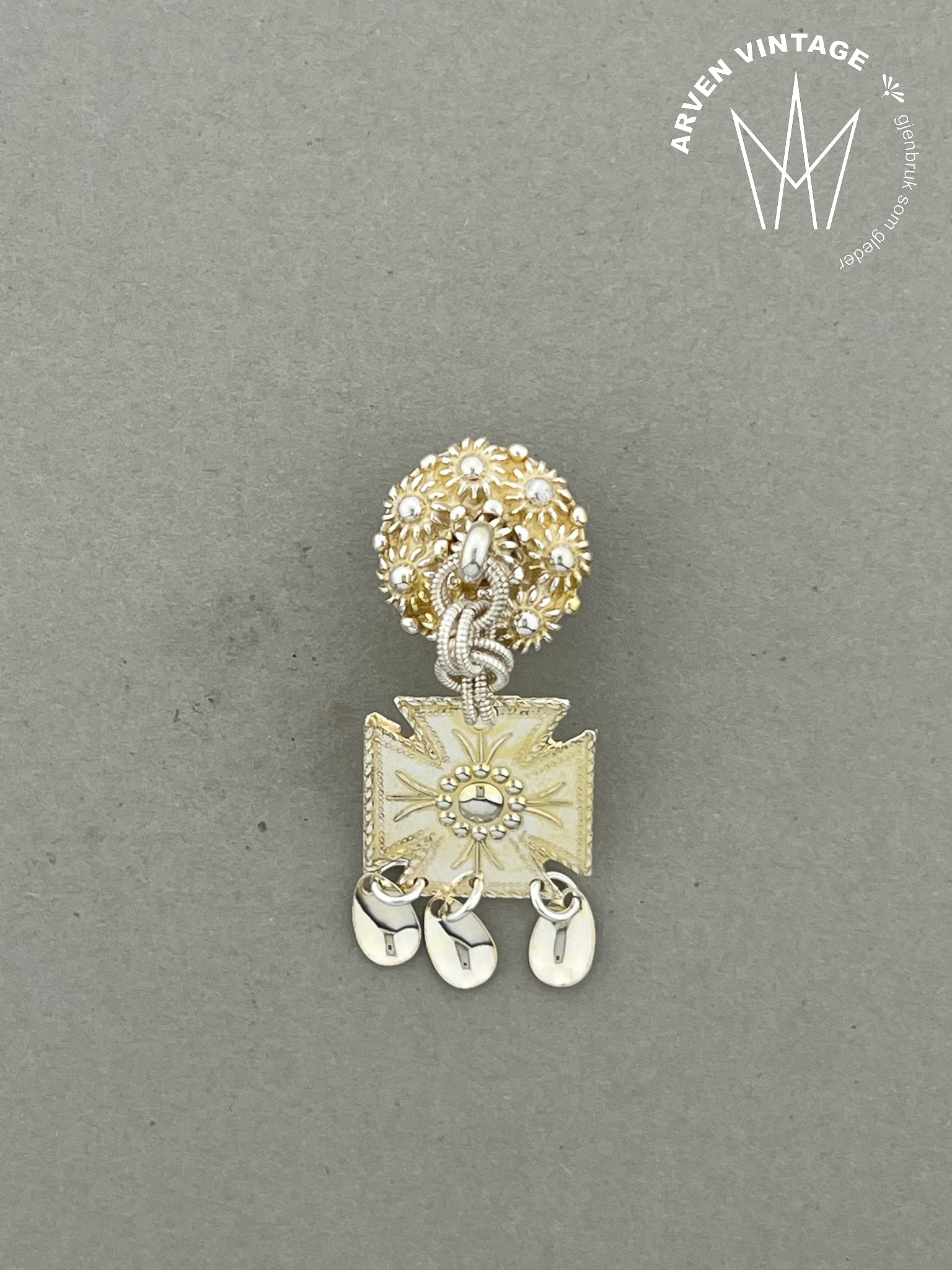 Vintage halsknapp med forgylte løv