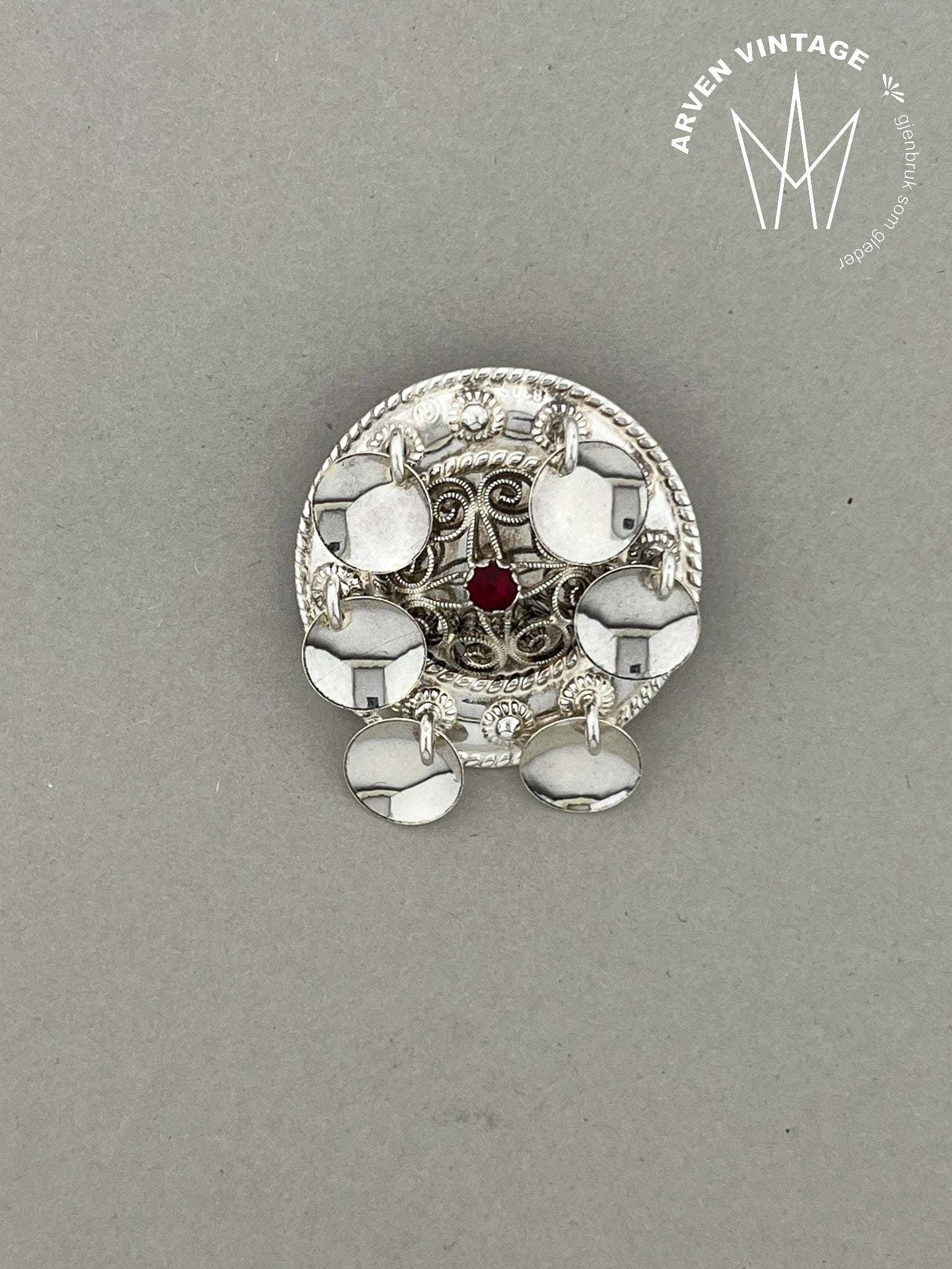 Vintage sølje med rød sten