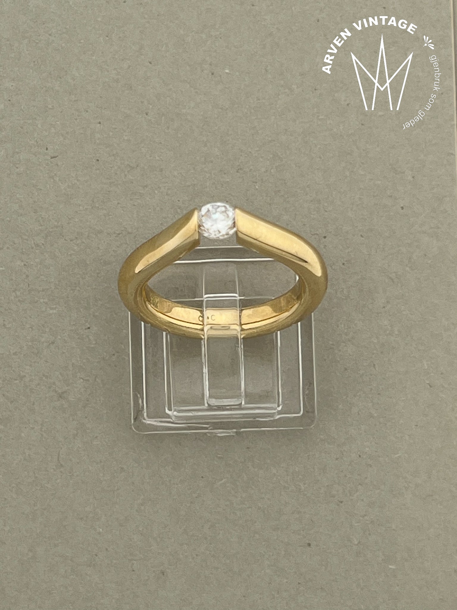 Vintage ring gult gull str53 med blank sten