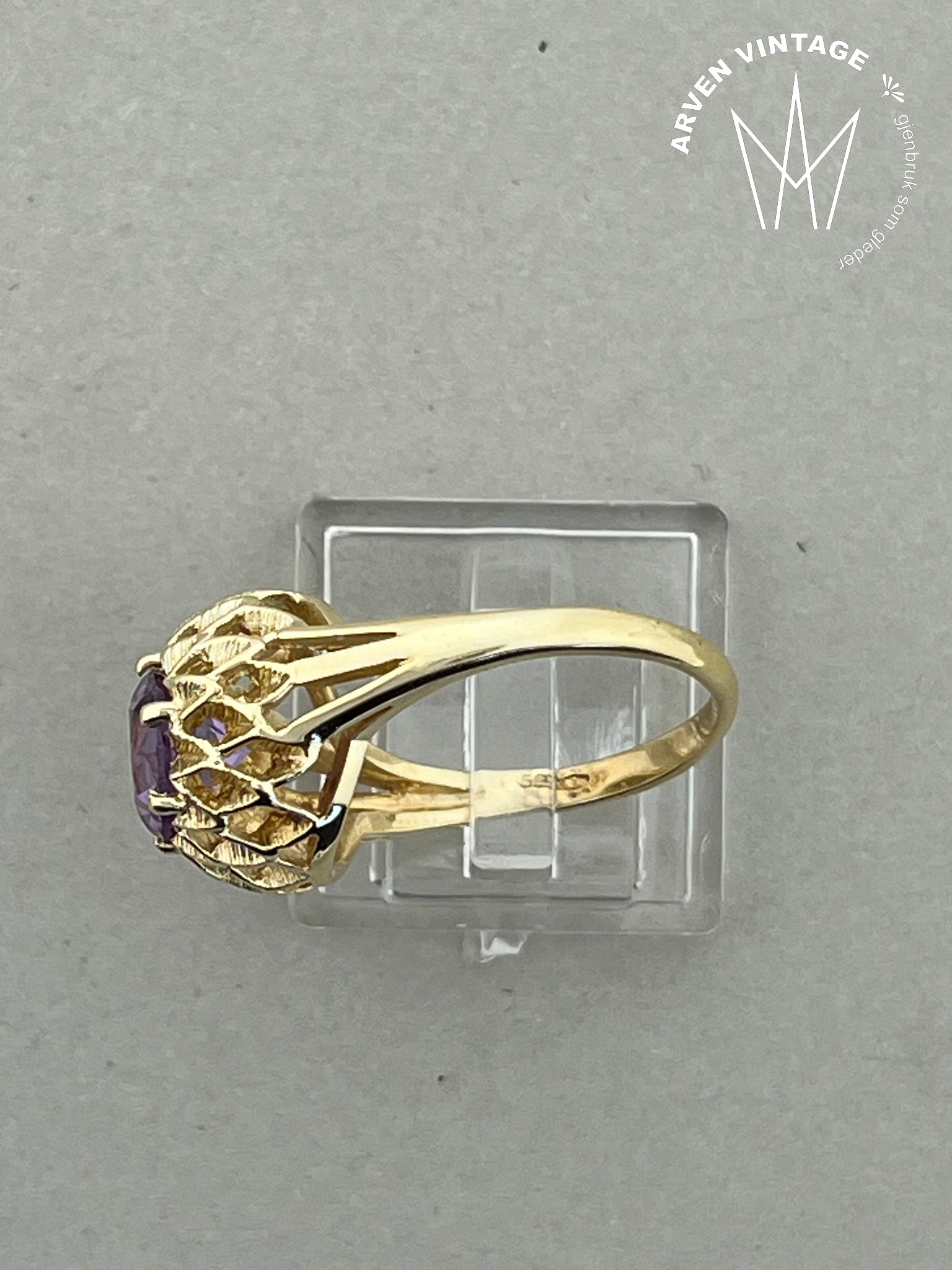 Vintage ring med lilla sten gult gull str55