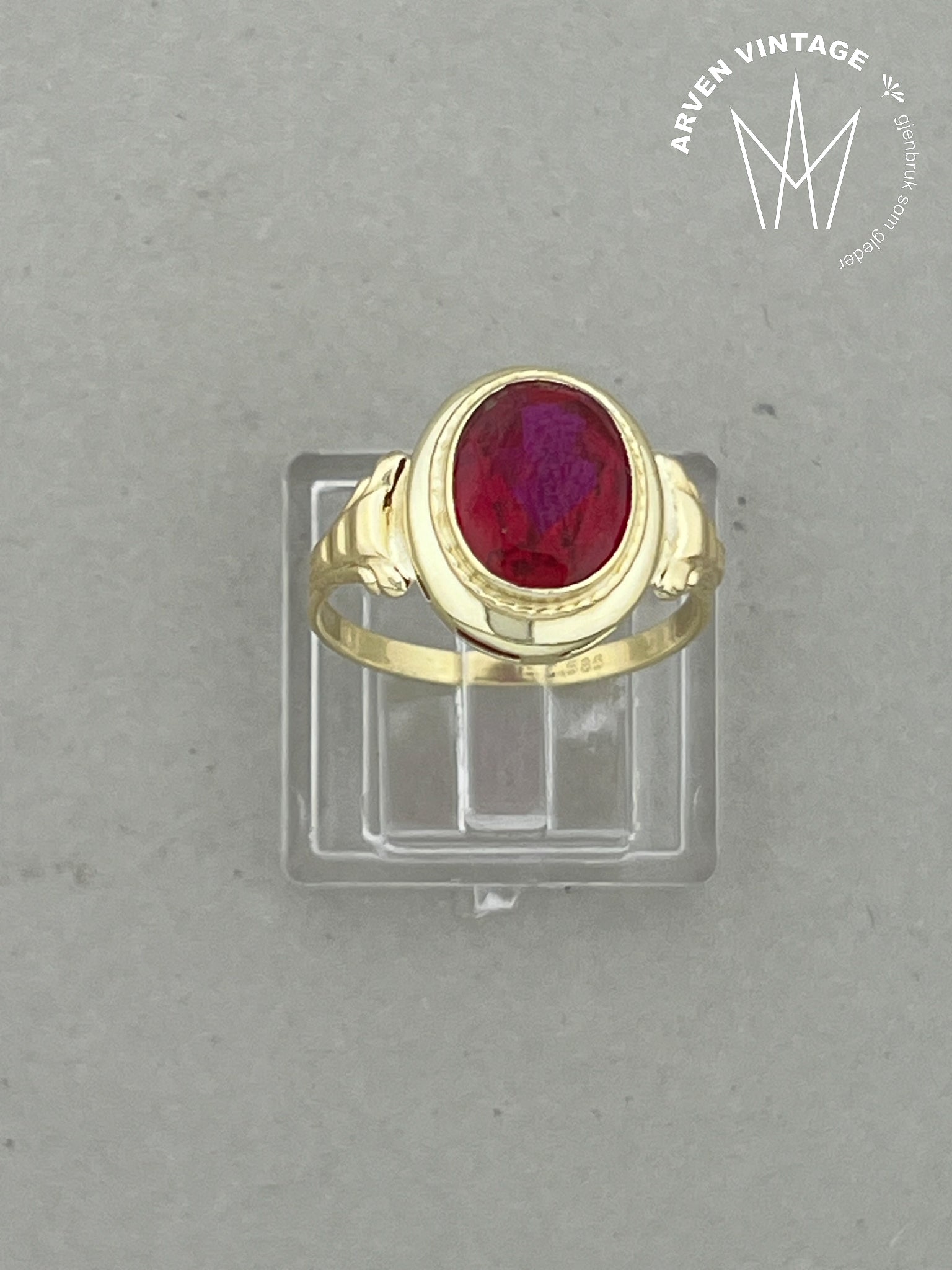 Vintage ring gult gull med rød sten str 55