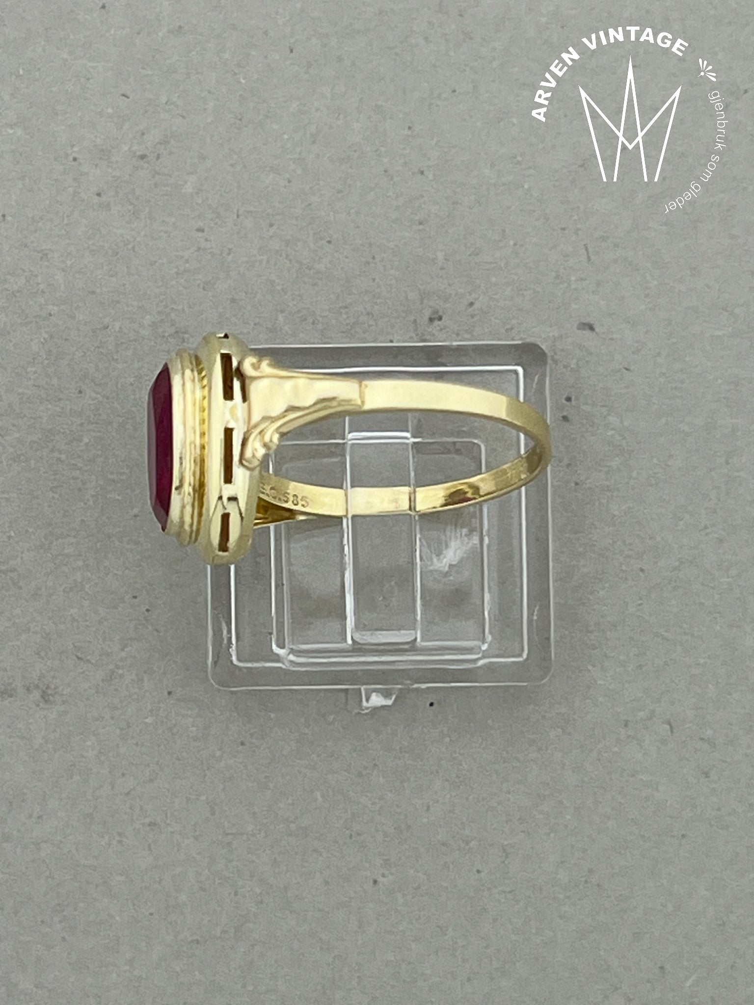 Vintage ring gult gull med rød sten str 55