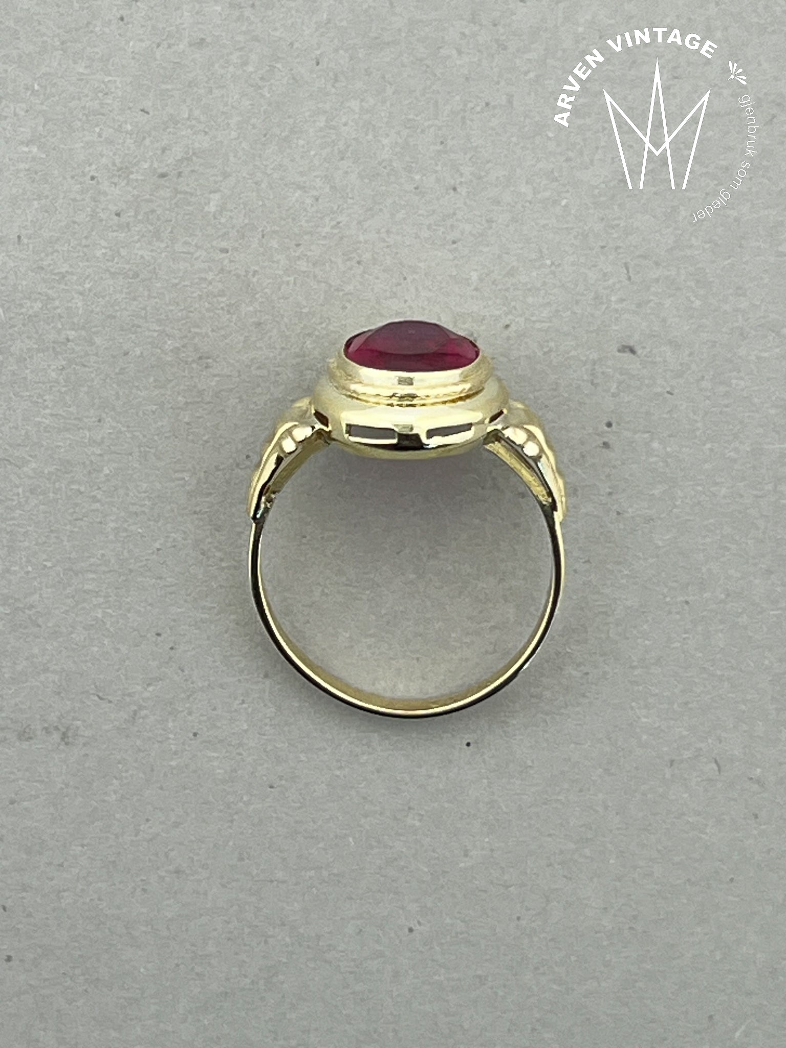 Vintage ring gult gull med rød sten str 55