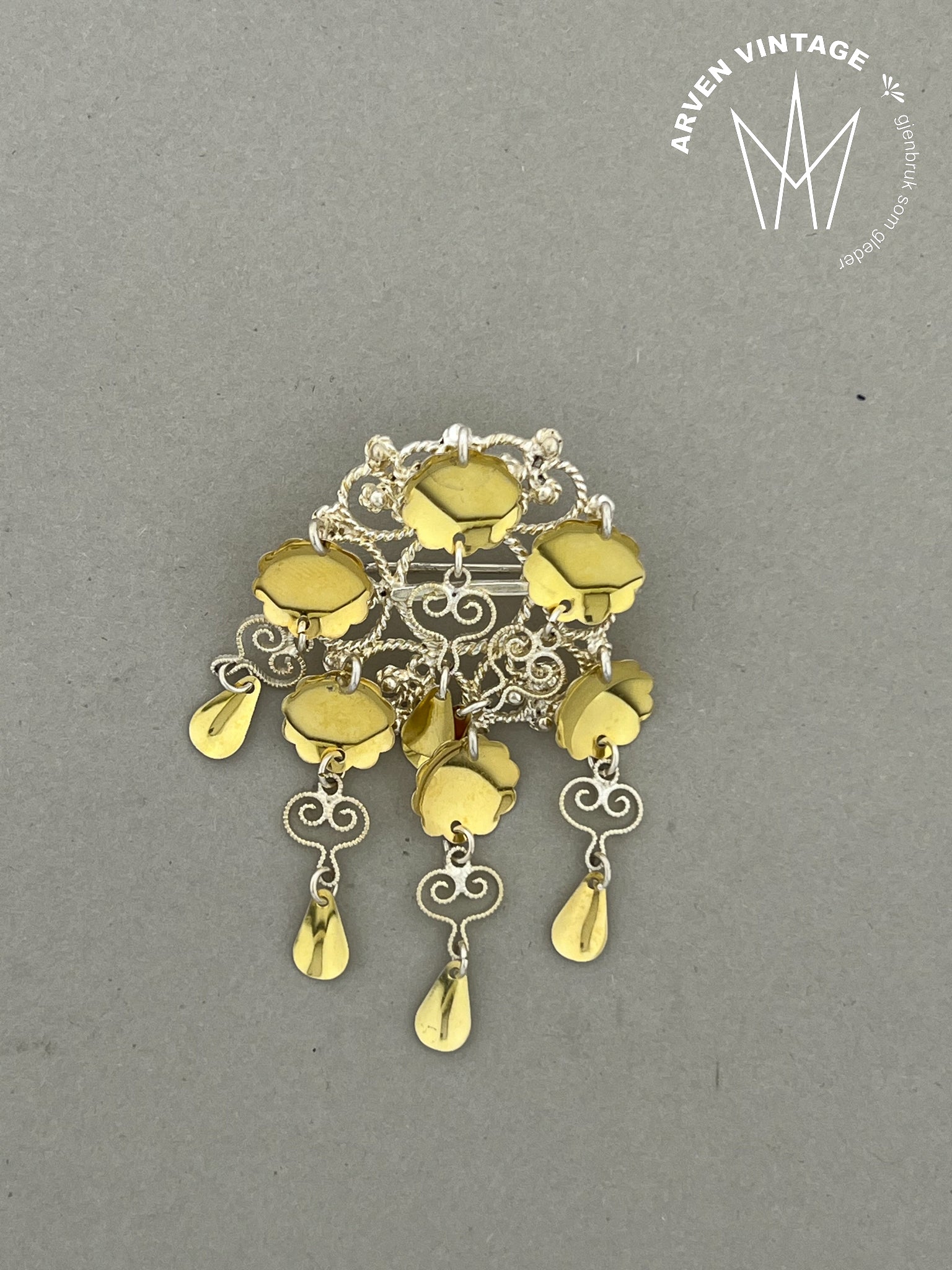 Vintage filigransølje med forgylte løv