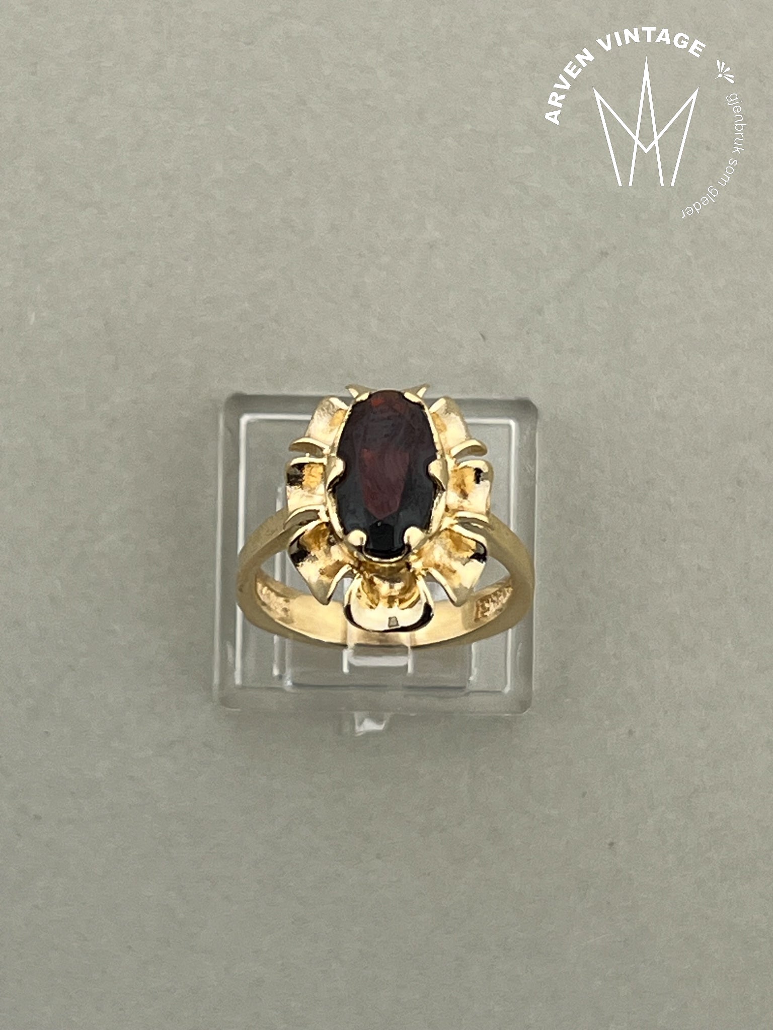 Vintage ring gult gull str 51 med rød sten