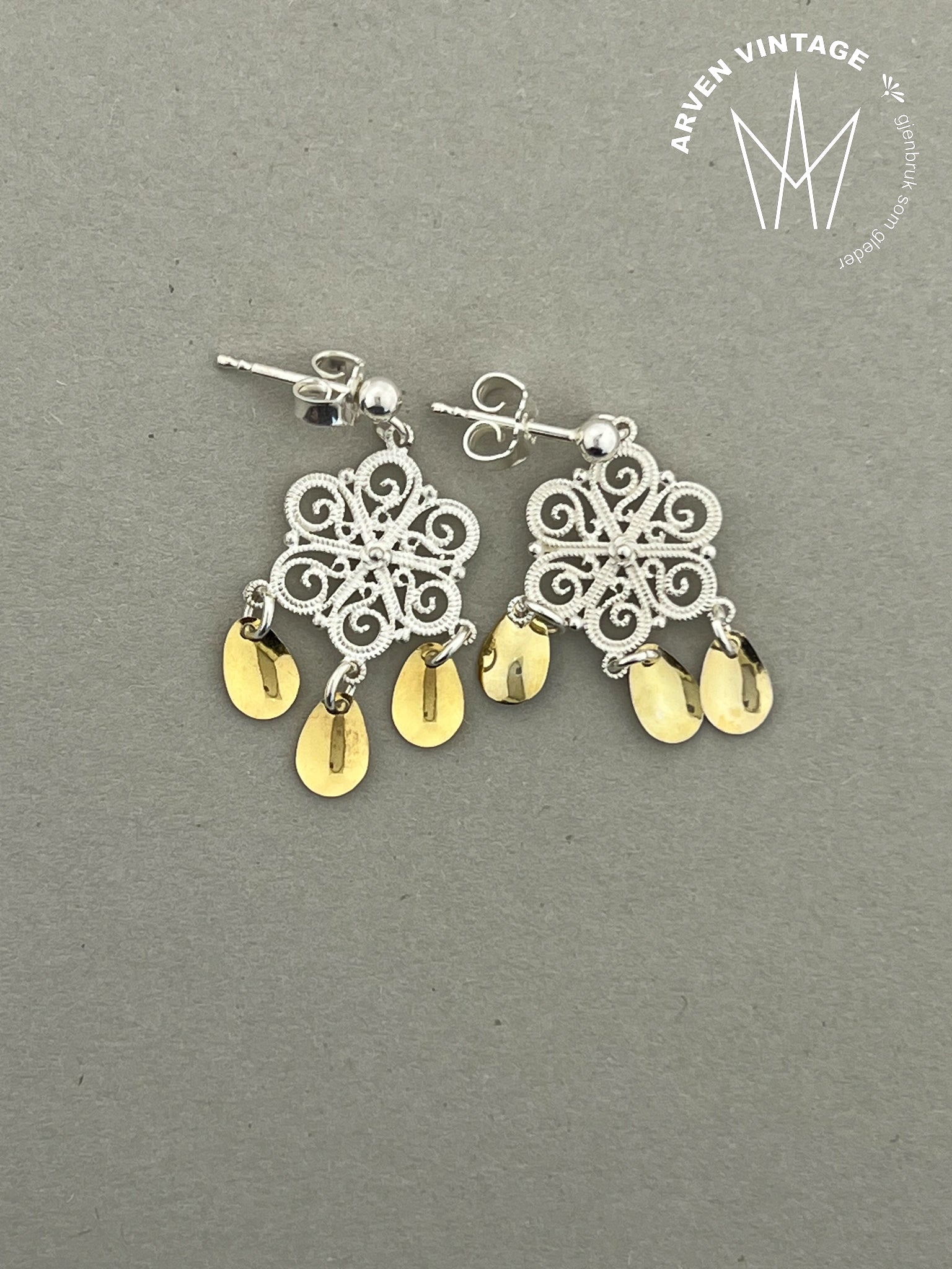 Vintage sølv ørepynt med forgylte løv