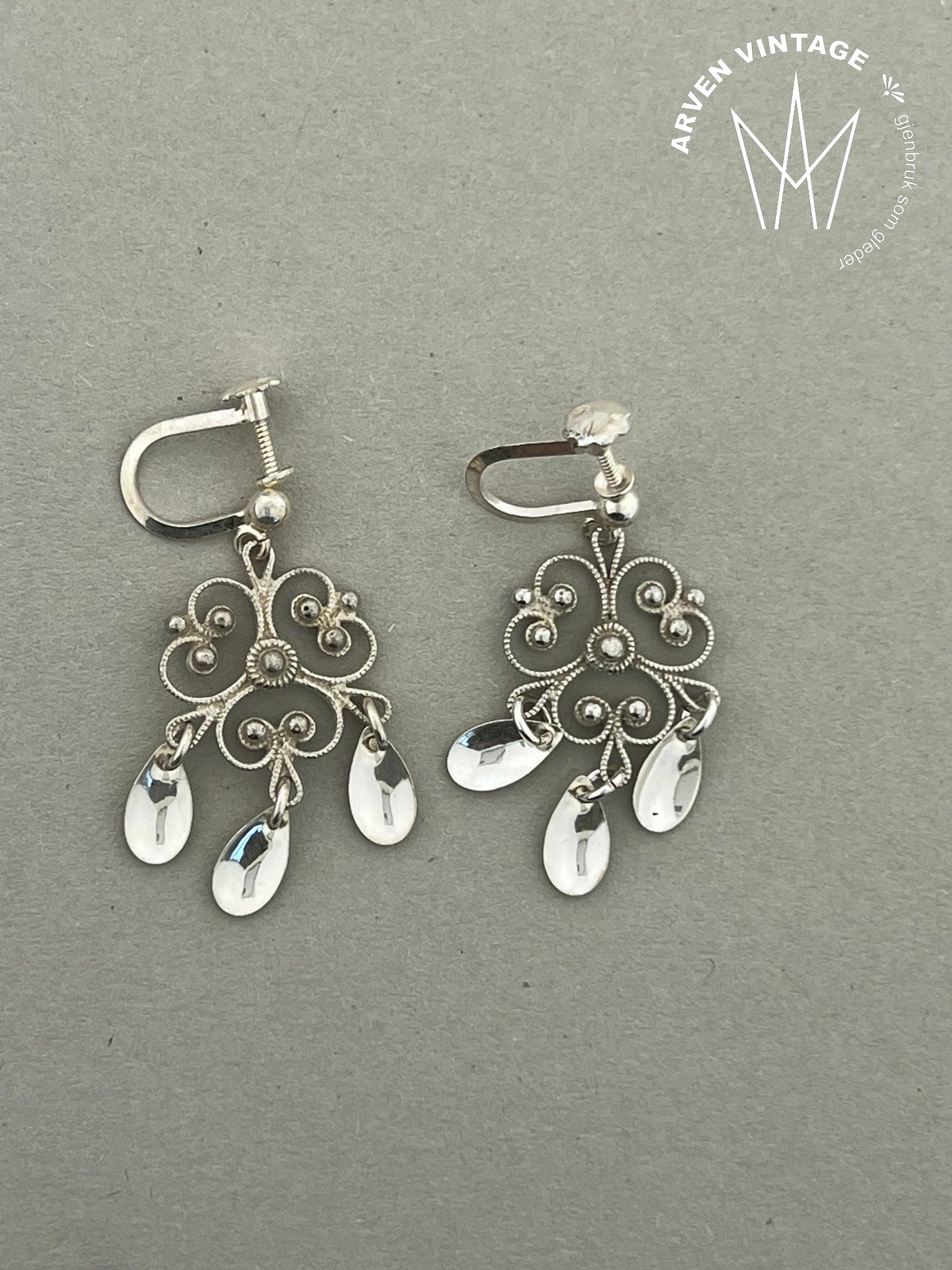 Vintage sølv ørepynt med løv og skrufeste