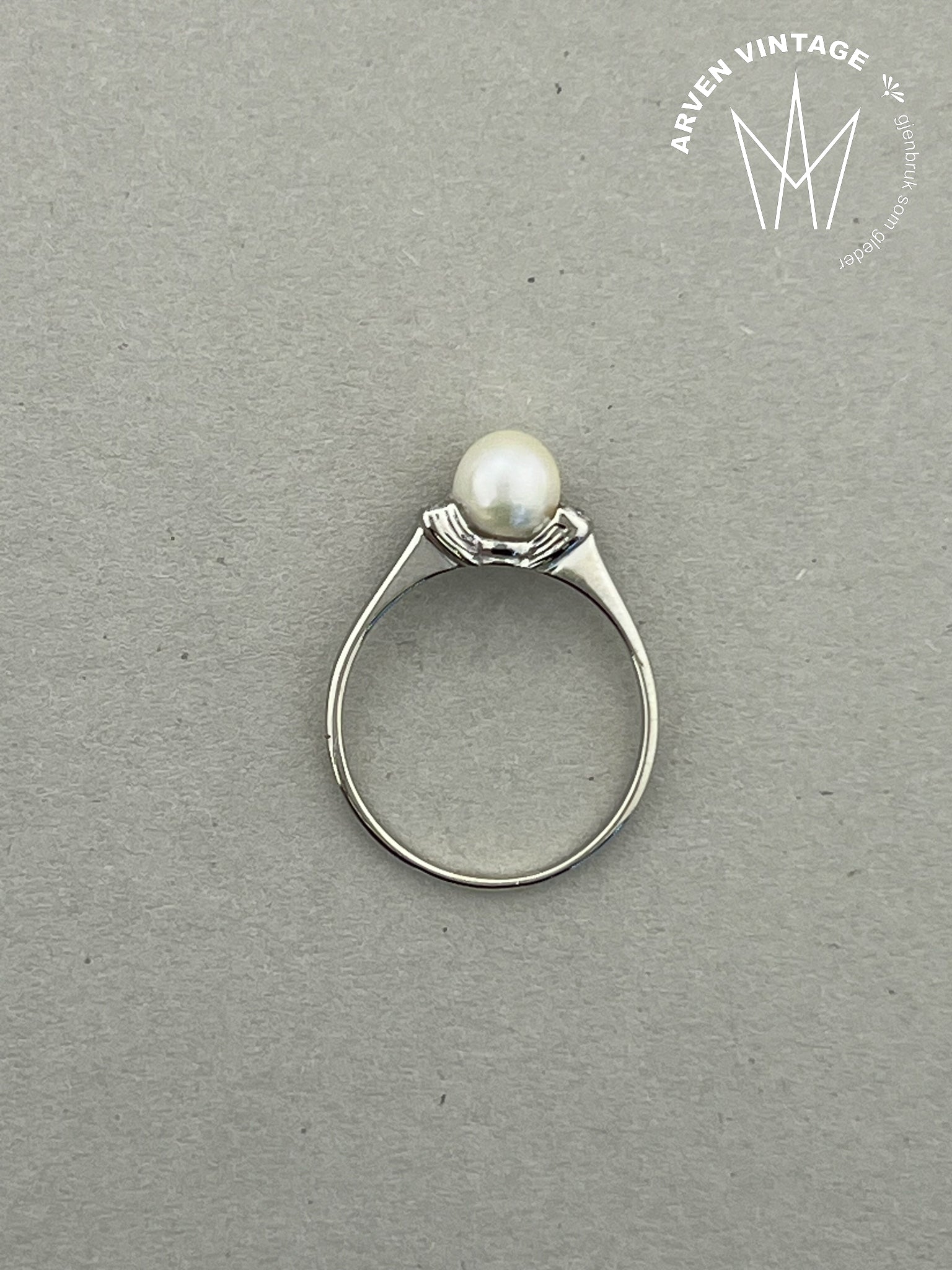 Vintage diamantring med perle hvitt gull str 53