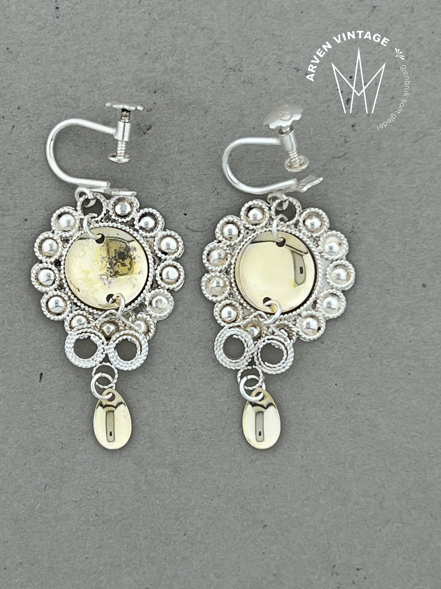 Vintage sølv ørepynt med forgylte løv