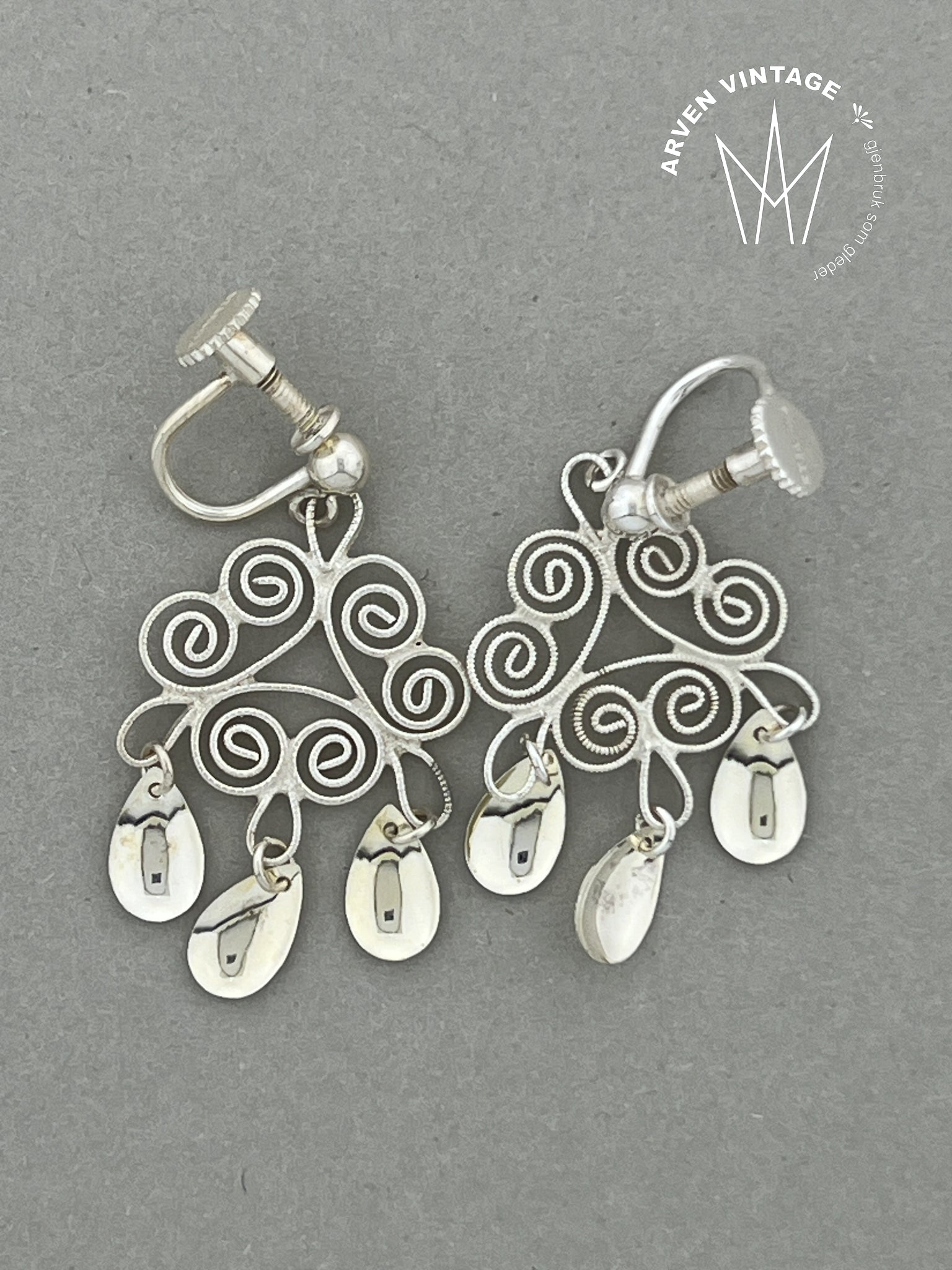 Vintage sølv ørepynt med forgylte løv