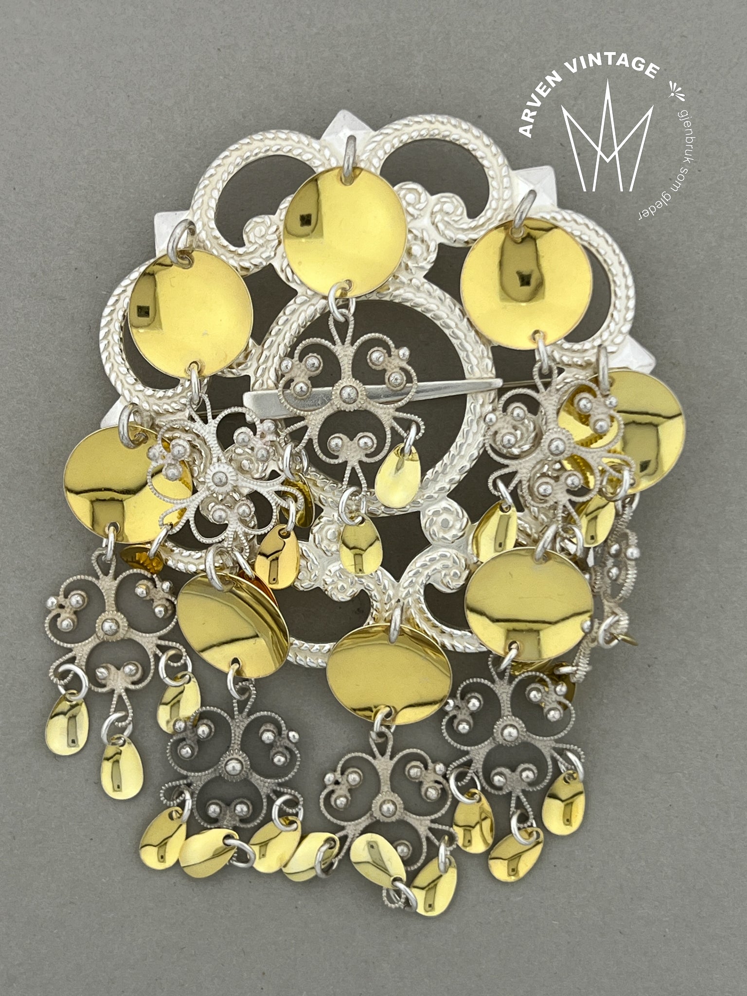 Vintage sølje med forgylte løv