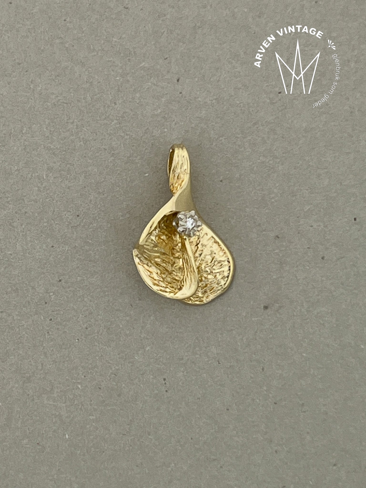 Vintage anheng gult gull med blank sten