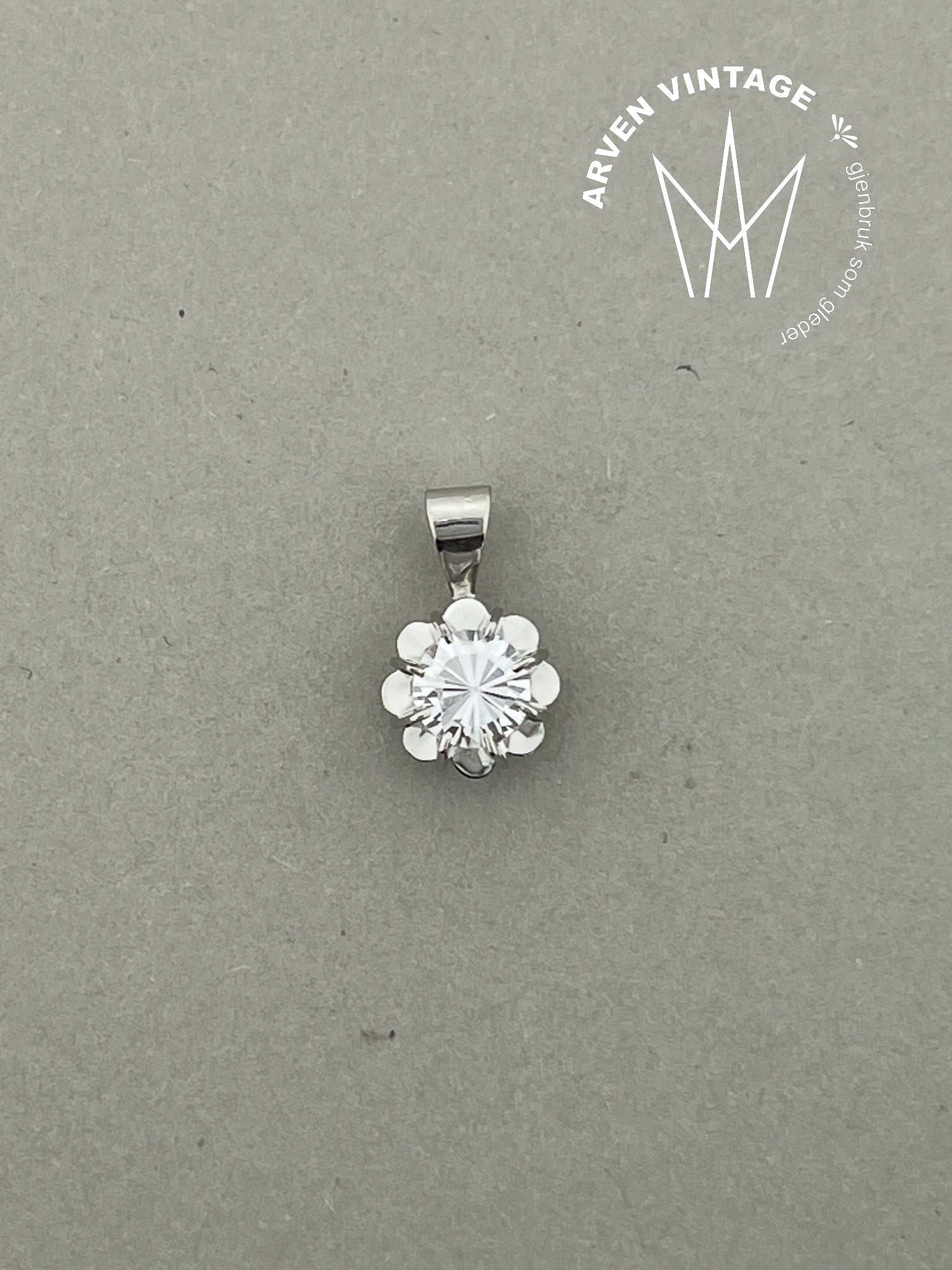 Vintage anheng hvitt gull med blank sten