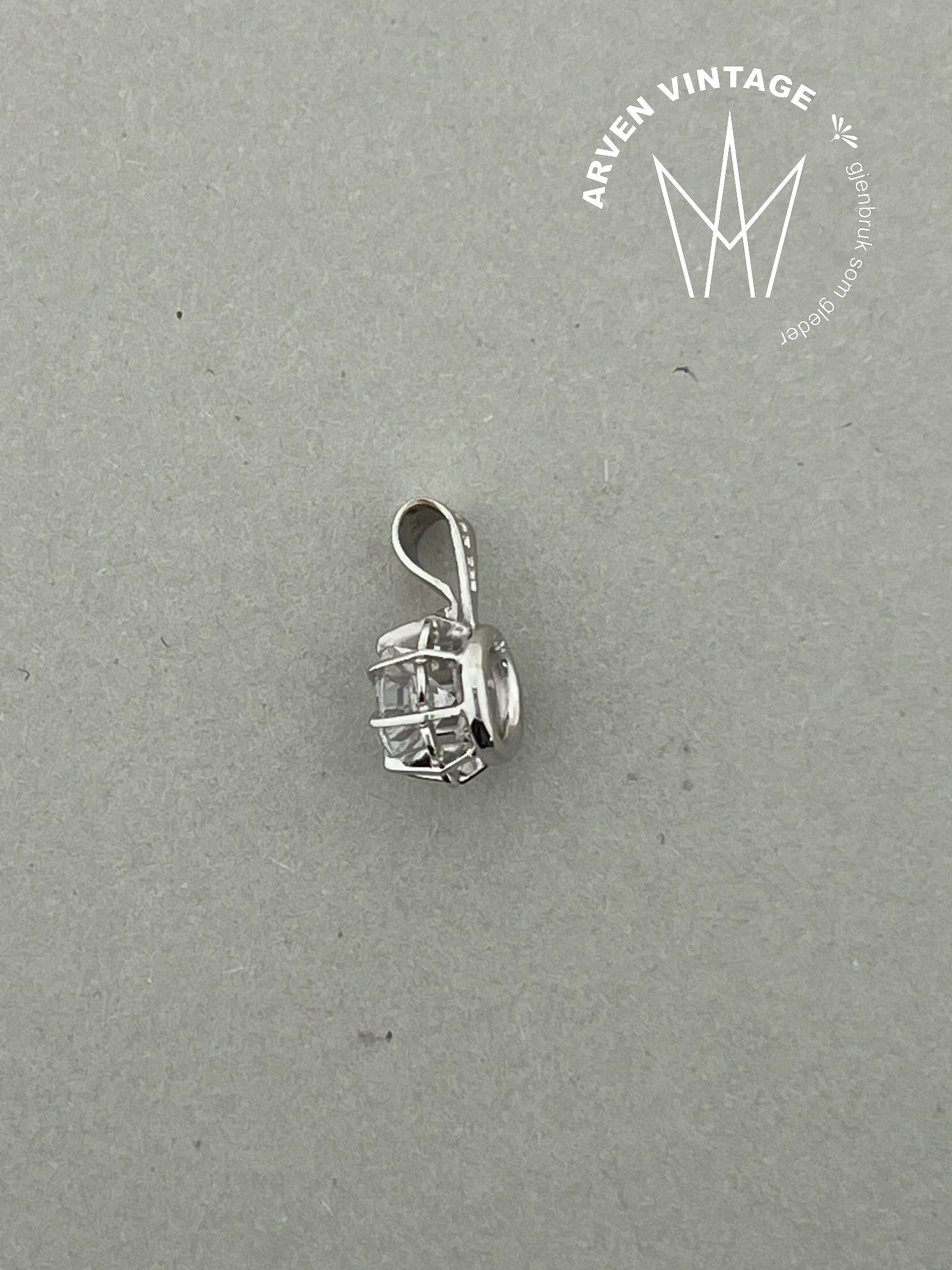 Vintage anheng hvitt gull med blank sten