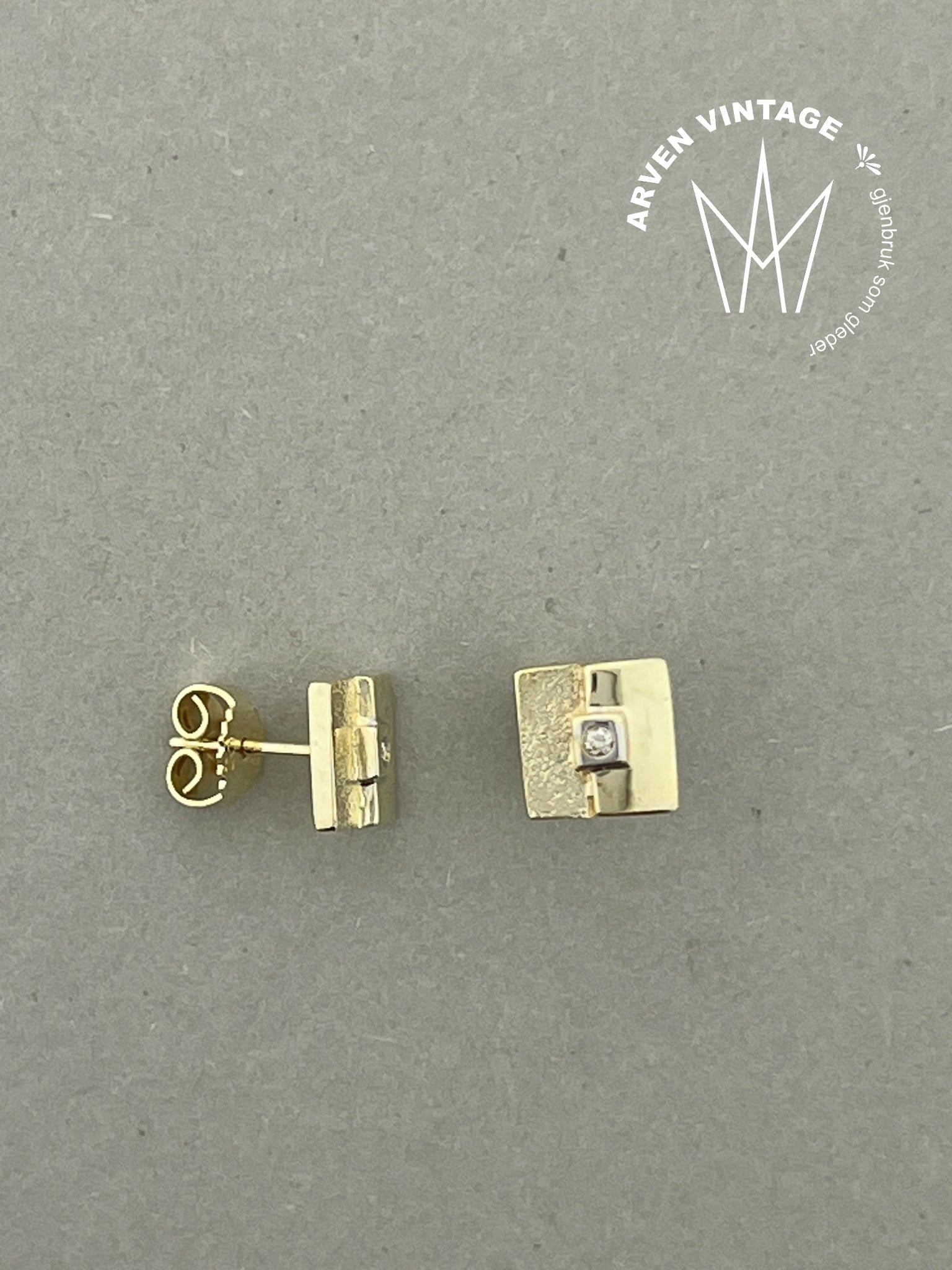 Vintage ørepynt gult gull med blank sten