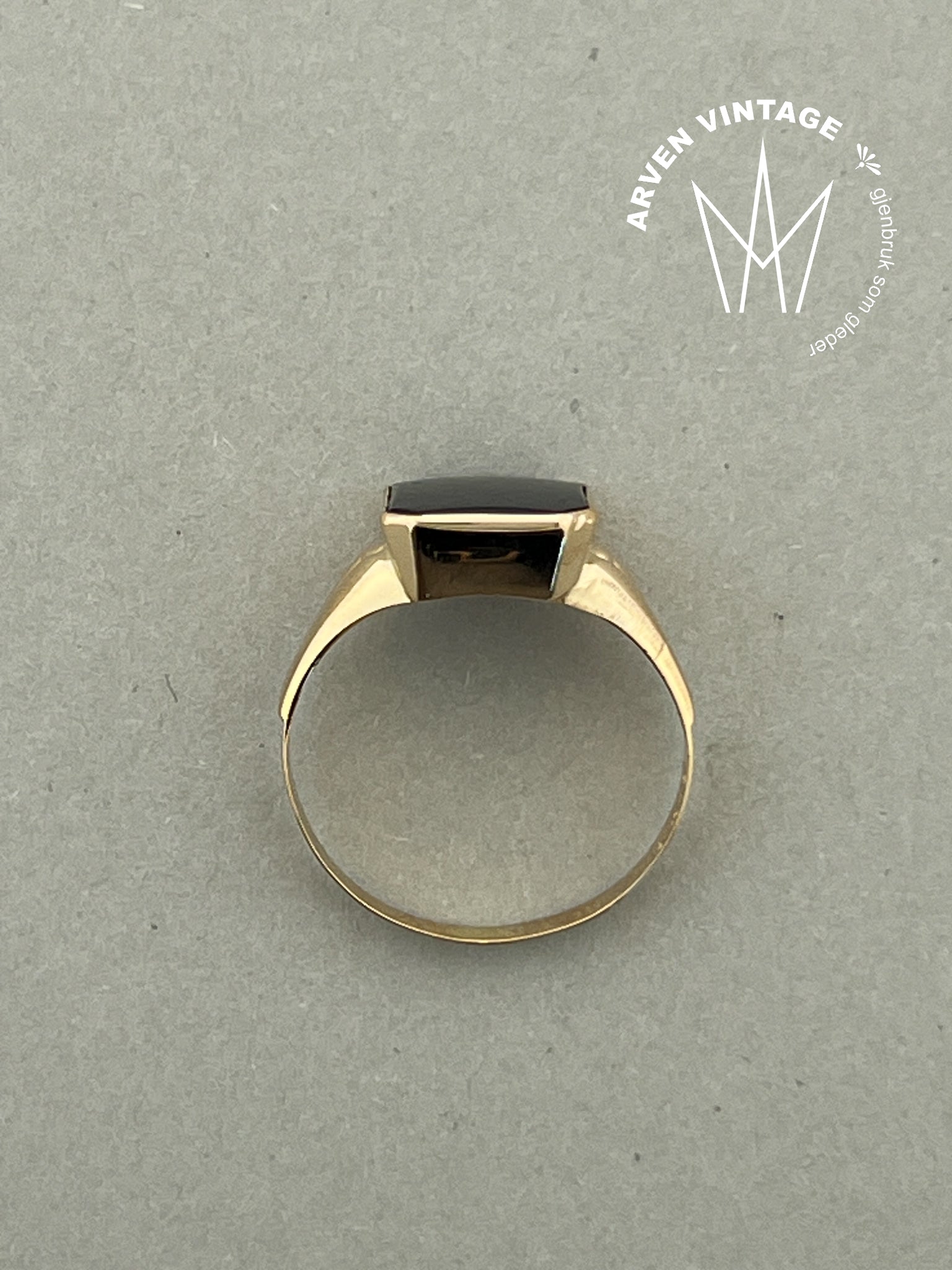 Vintage ring 18K gult gull str58 med svart sten str55