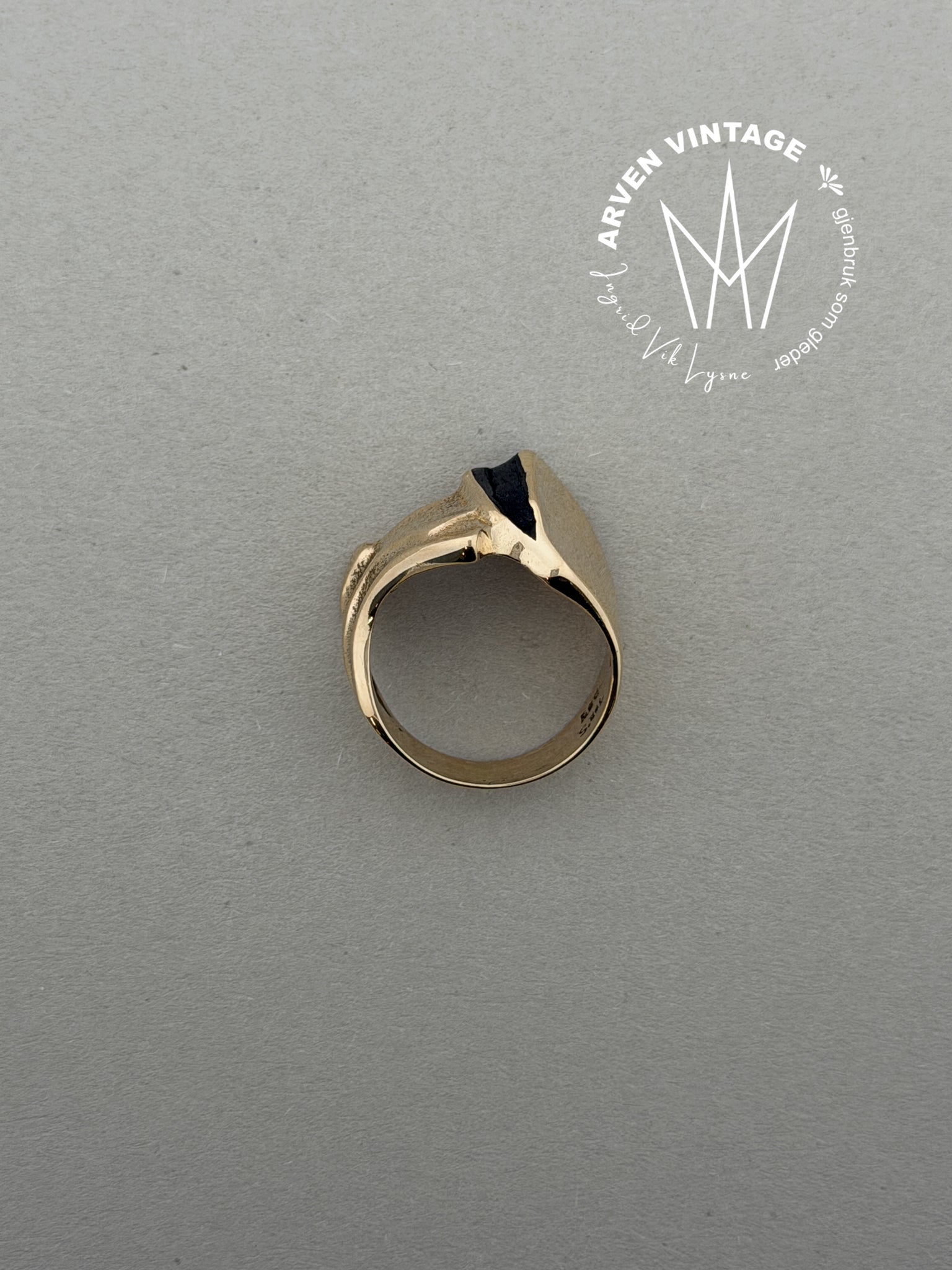 Vintage ring gult gull str50 med svart sten