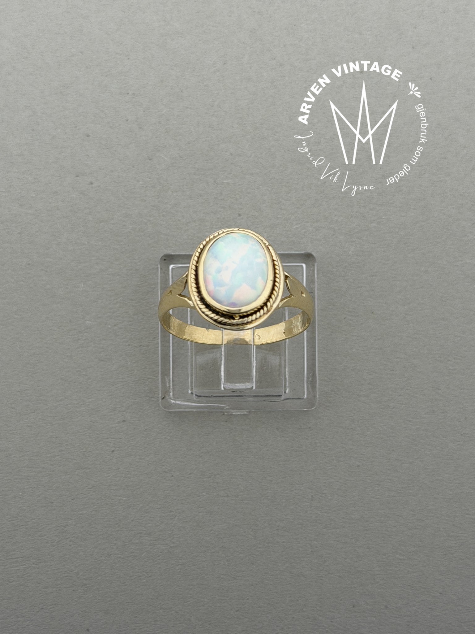 Vintage ring gult gull str58 med hvit sten