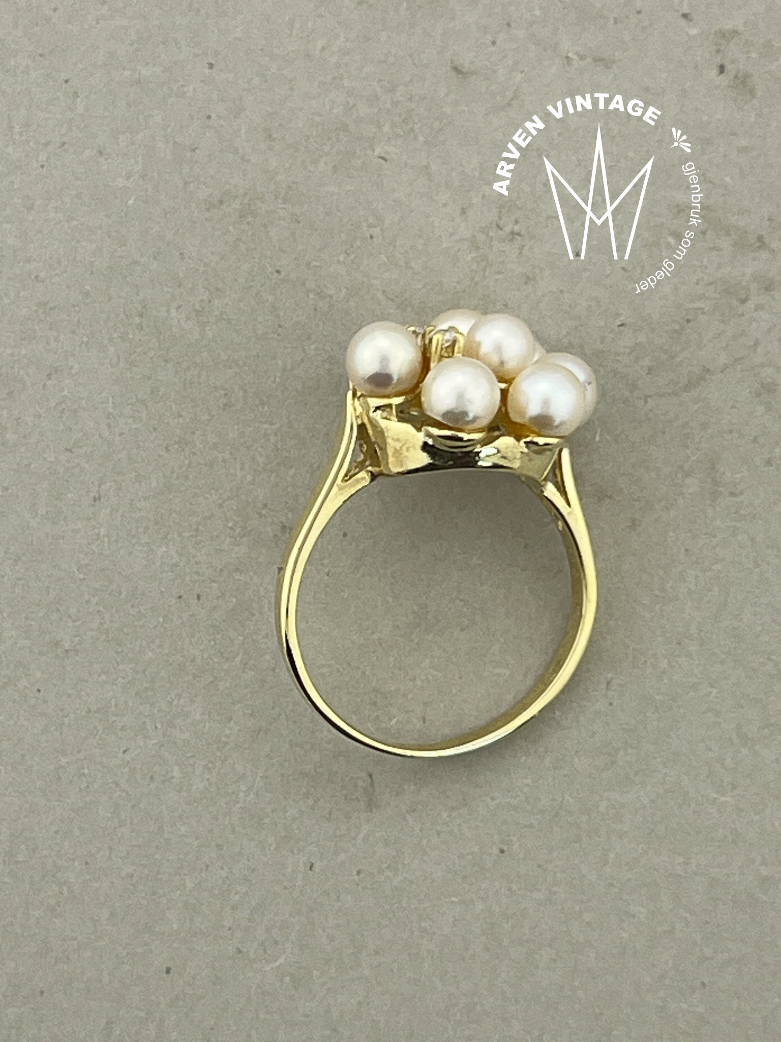 Vintage diamant- og perlering gult gull str53