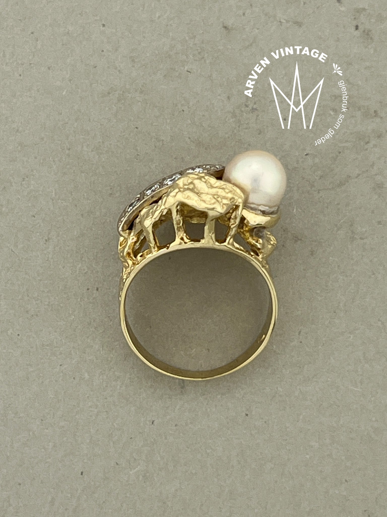 Vintage diamant- og perlering gult gull str52