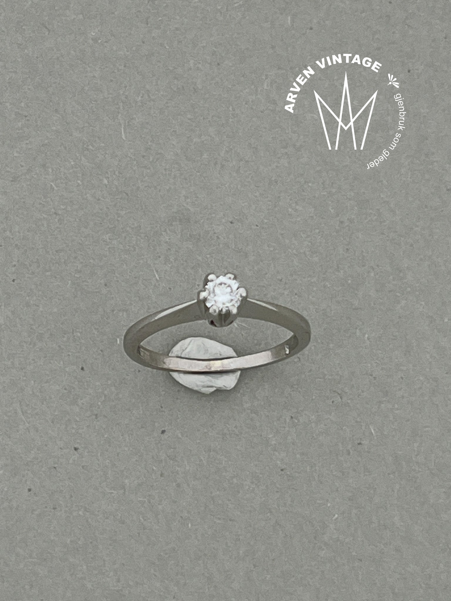 Vintage diamantring 18K hvitt gull str47