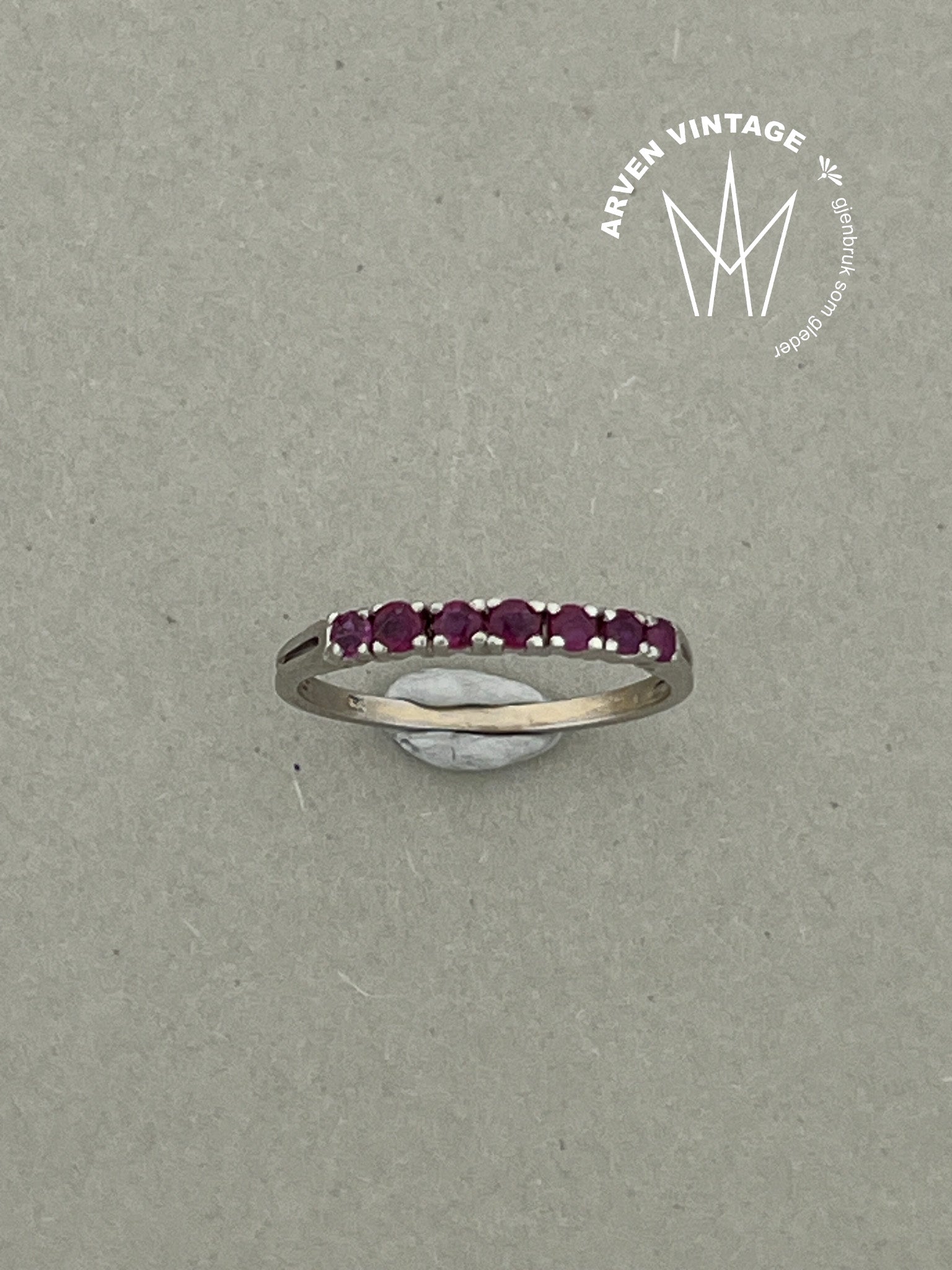 Vintage ring hvitt gull str 52 rosa stener