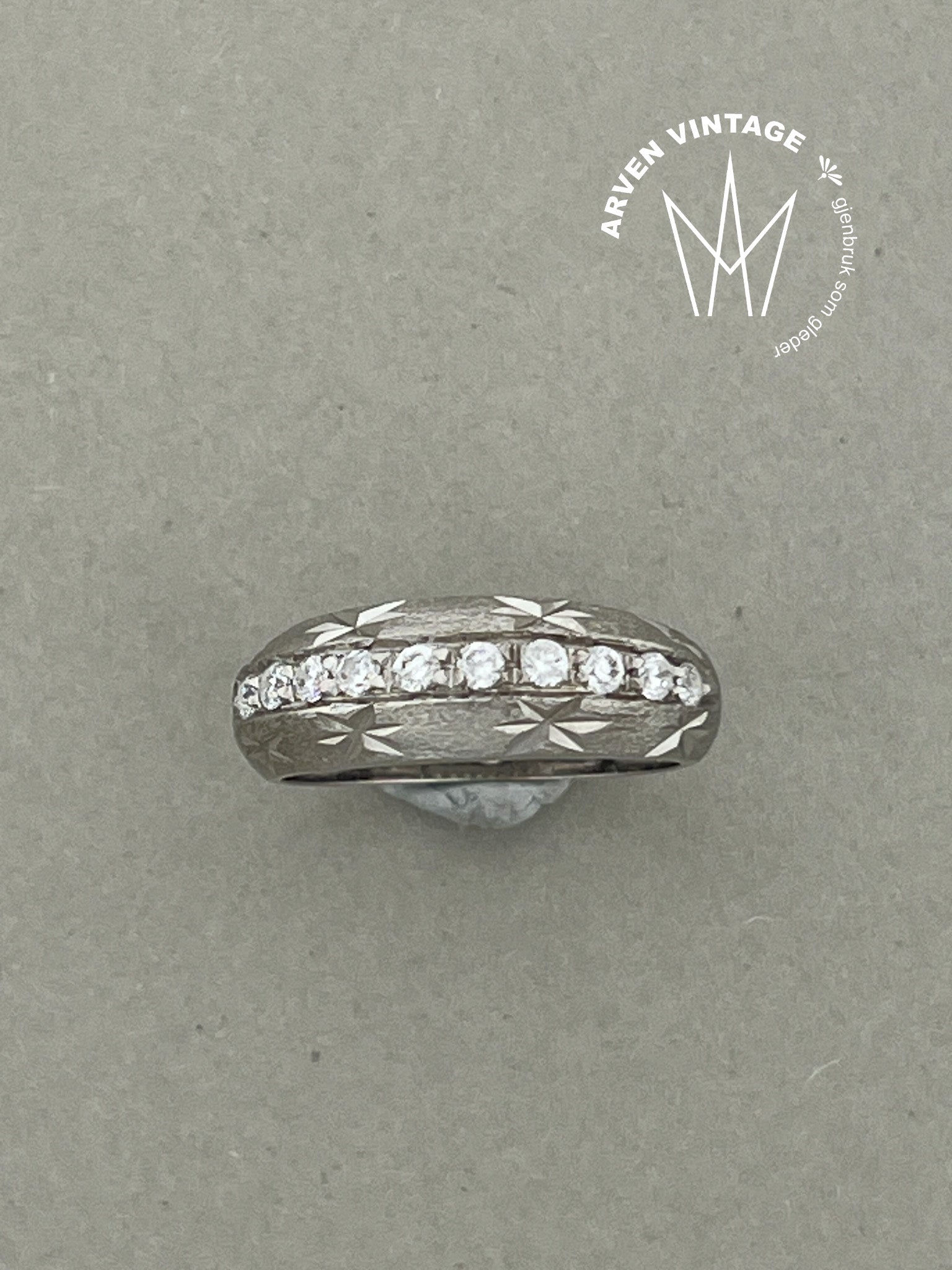 Vintage ring hvitt gull str 54 blanke stener