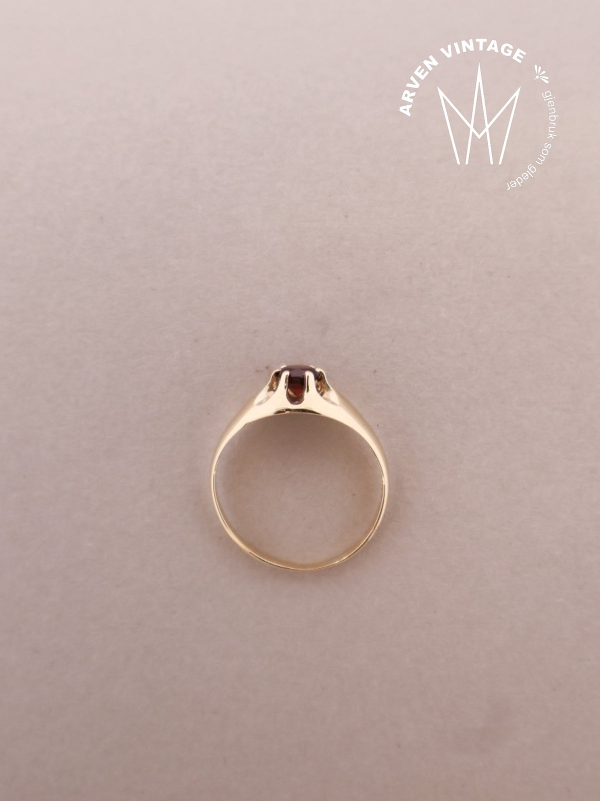 Vintage ring gult gull med rød sten str. 51