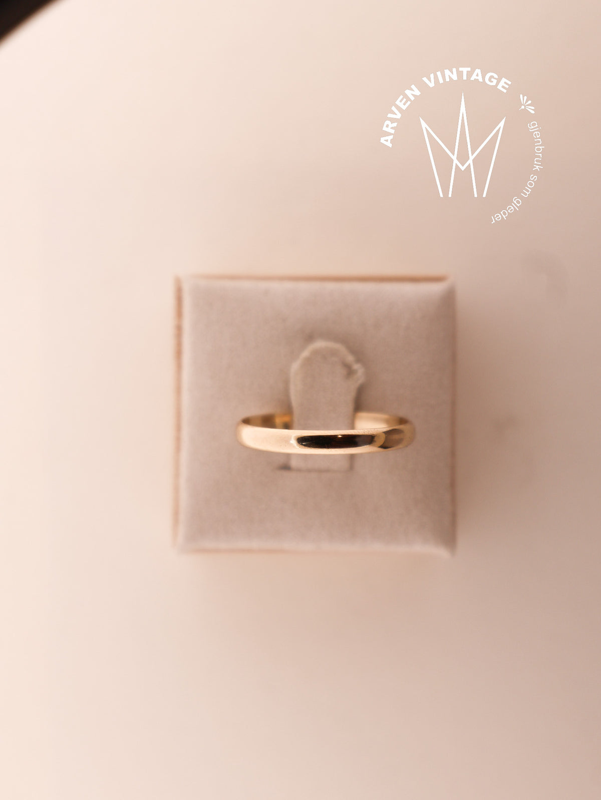 Vintage smooth yellow gold ring, size 62