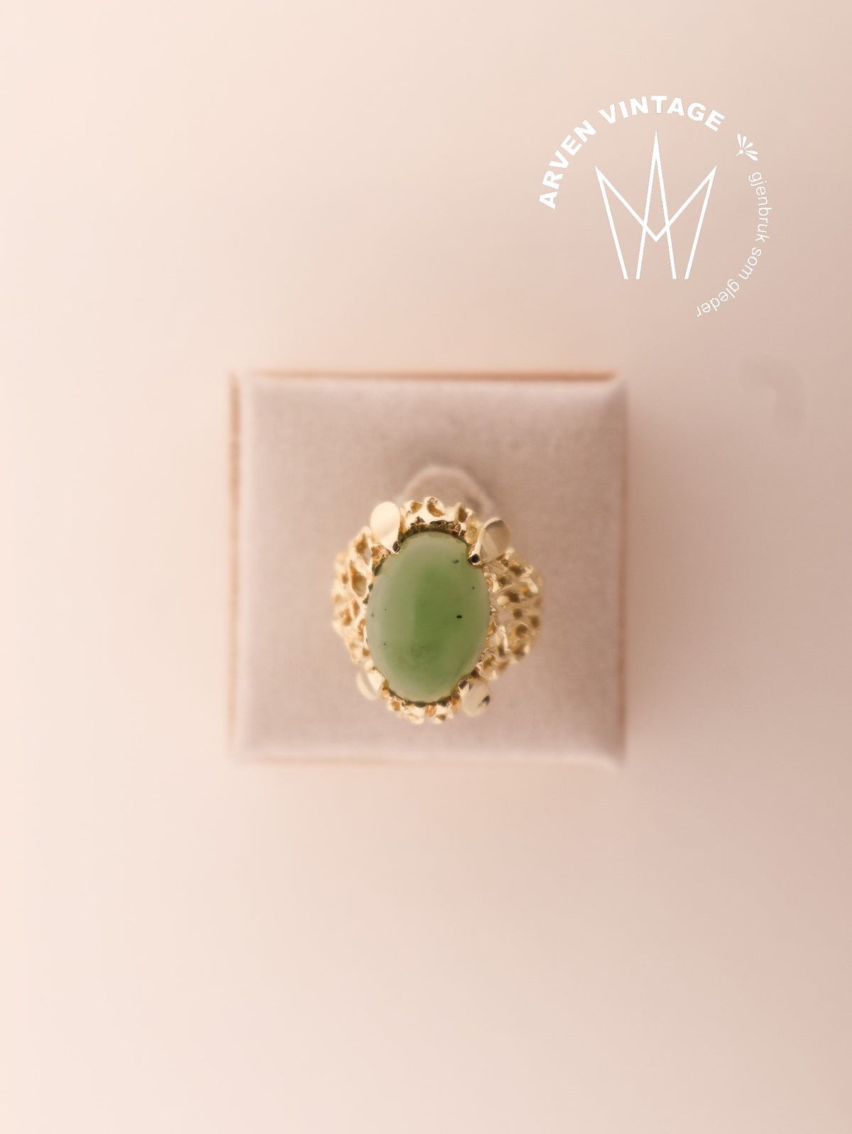 Vintage ring gult gull med grønn sten str.50