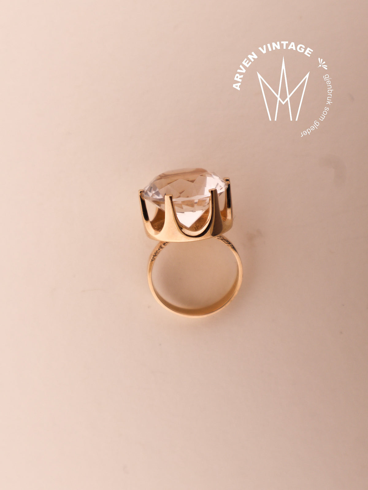 Vintage yellow gold ring with a clear stone, size 53