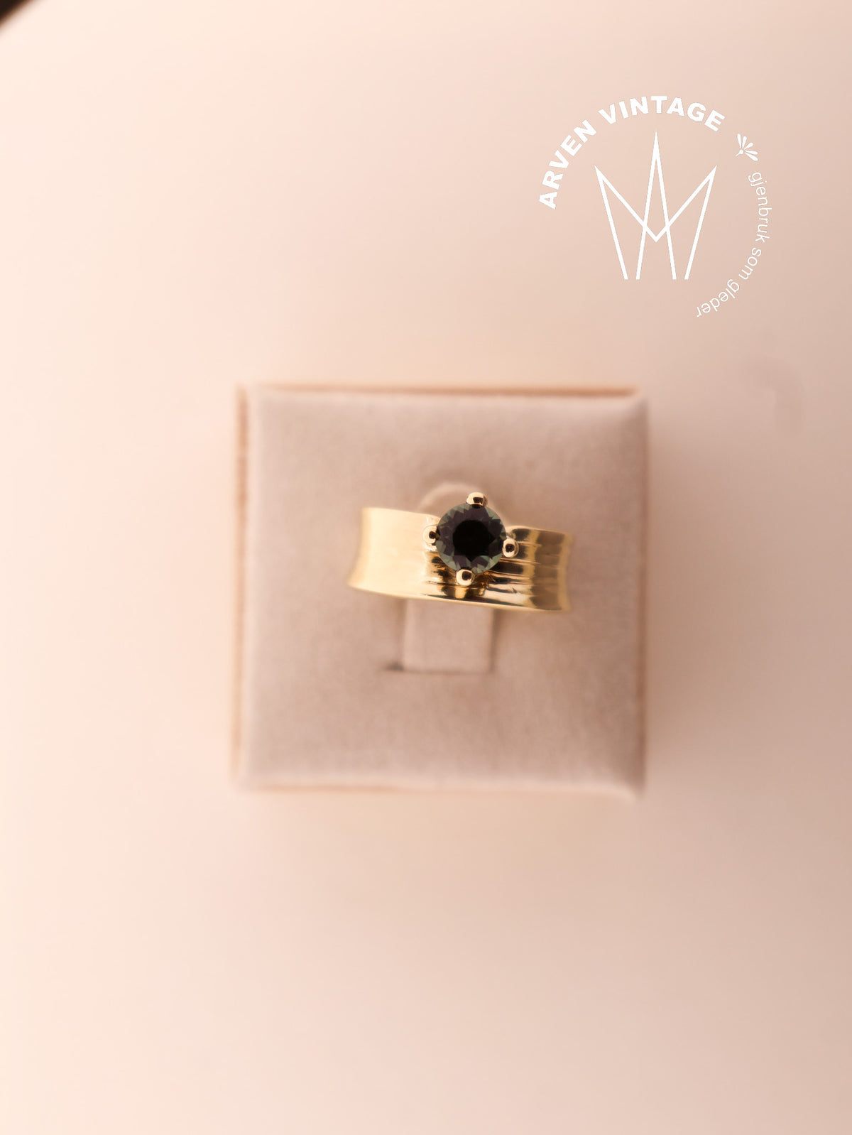 Vintage yellow gold ring with green stone size 52