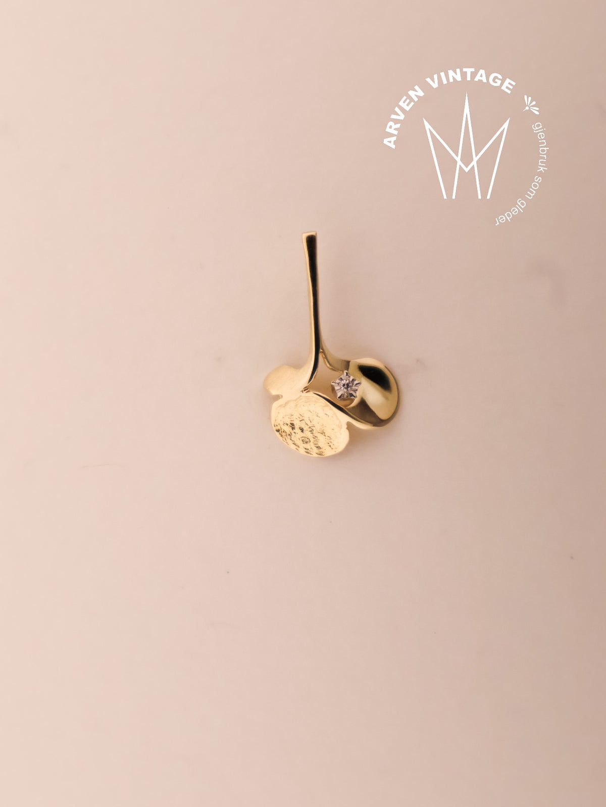 Vintage diamond pendant yellow gold