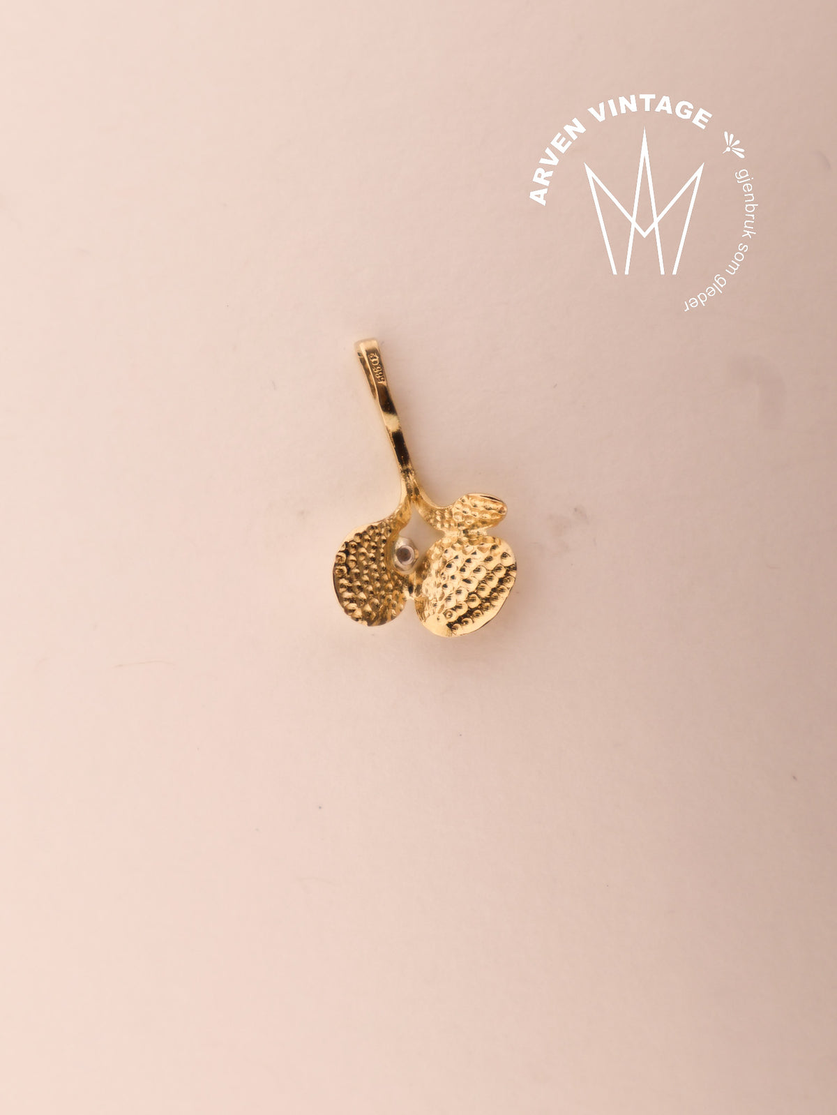 Vintage diamond pendant yellow gold