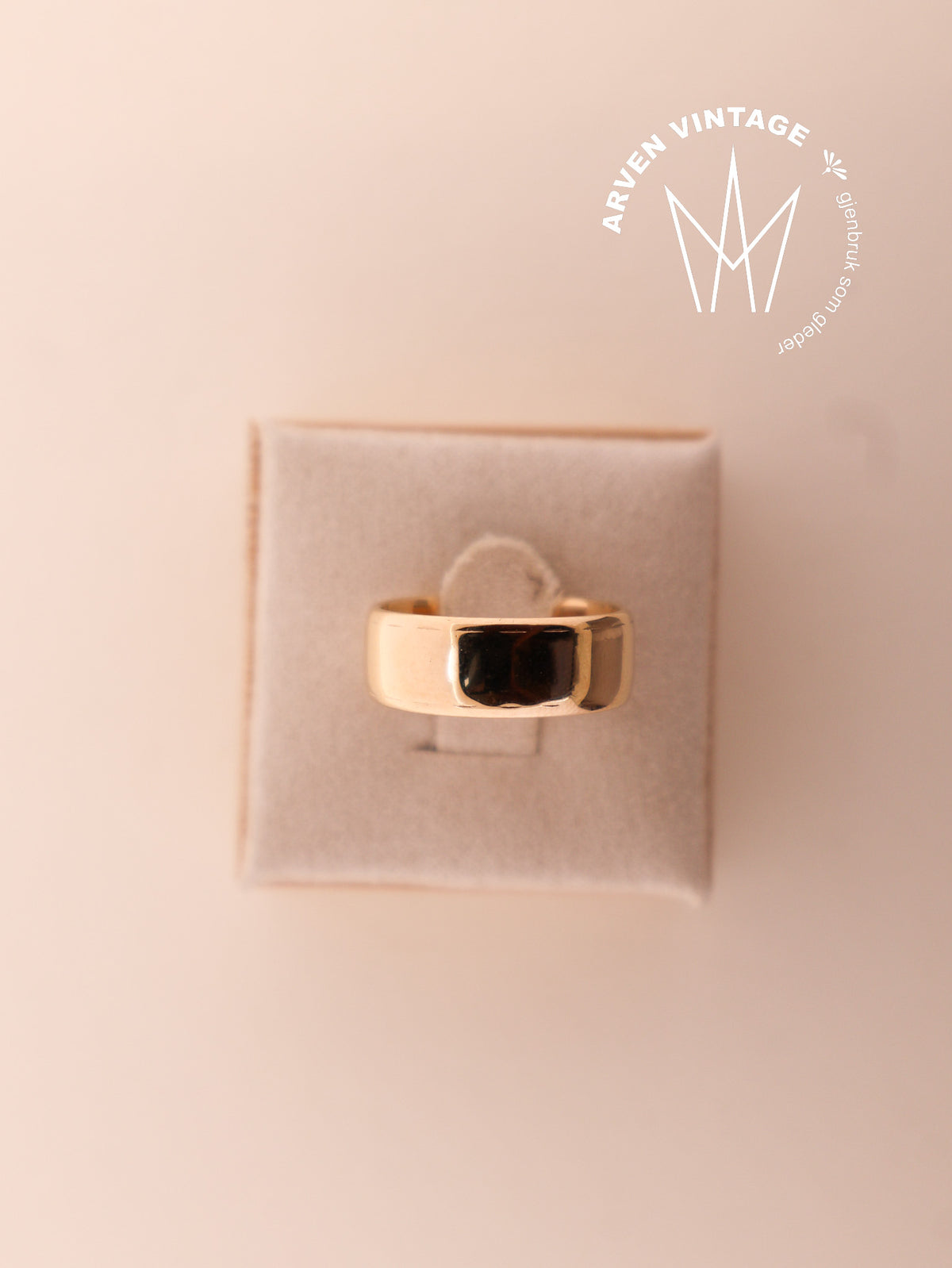 Vintage plain yellow gold ring size 53