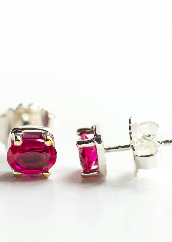 Billie earrings in silver with synthetic ruby