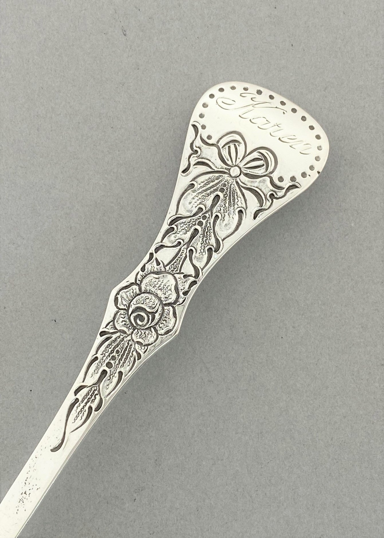 Vintage Rose fløteskje med forgylling og gravering