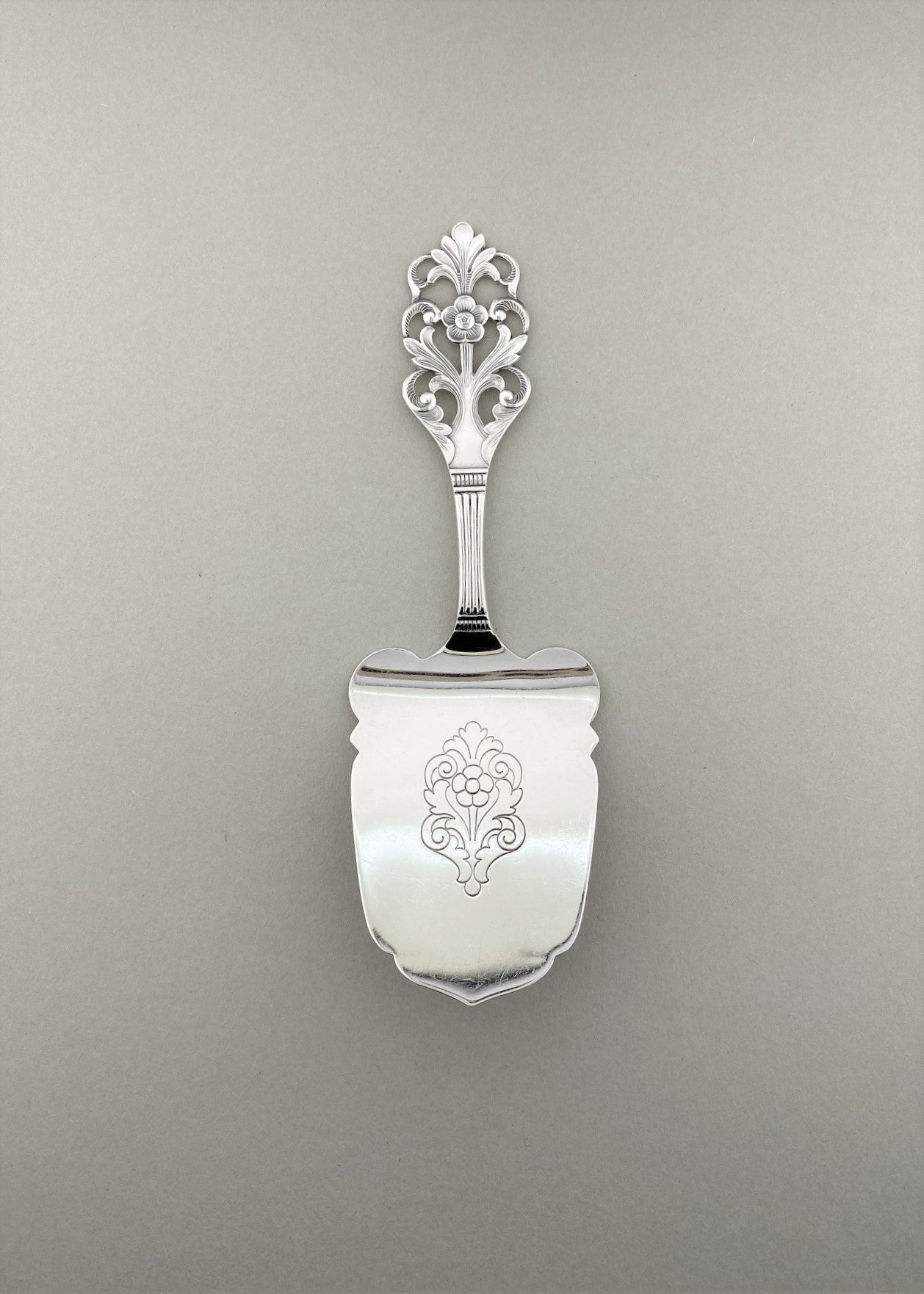 Vintage Viking Rose tomato shovel / macaroon shovel