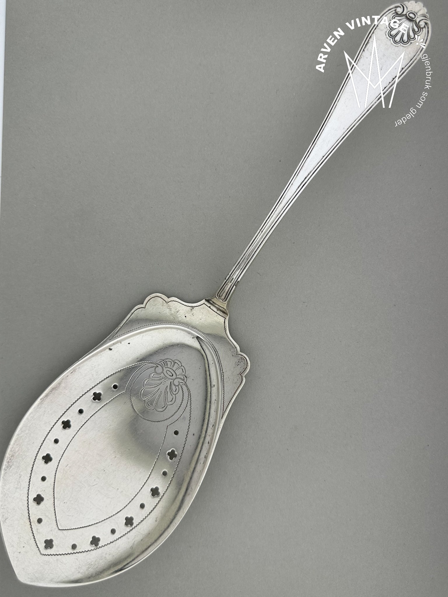 Vintage Shell Fishing Spade