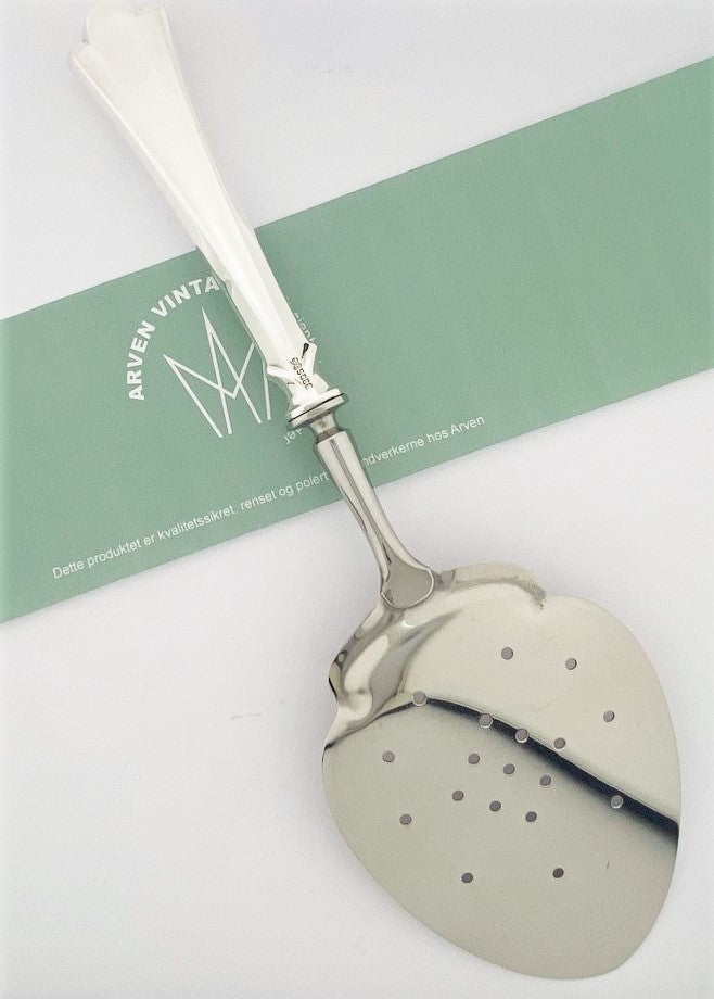 Vintage Lilje fishing shovel with steel blade