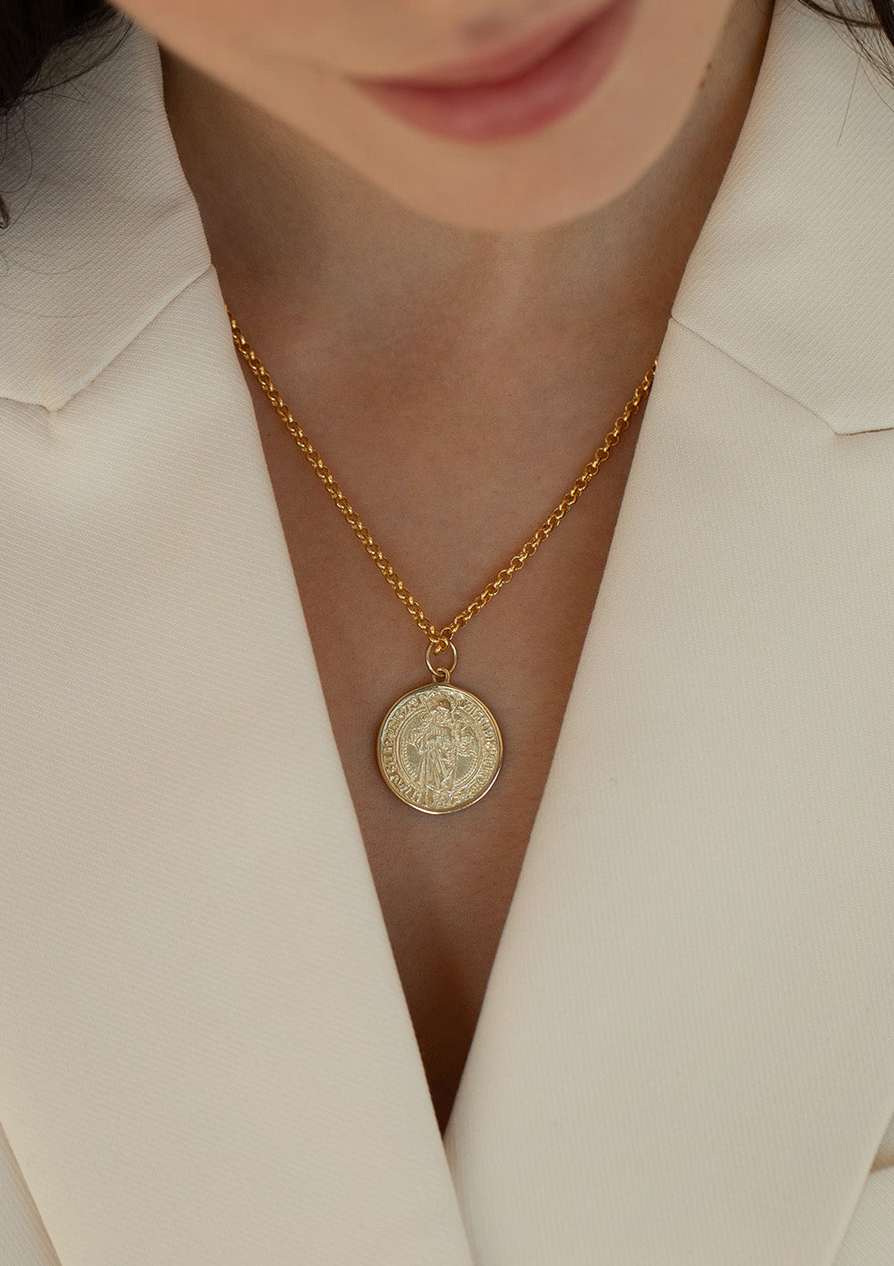 The brygge coin pendant with edge, yellow gold