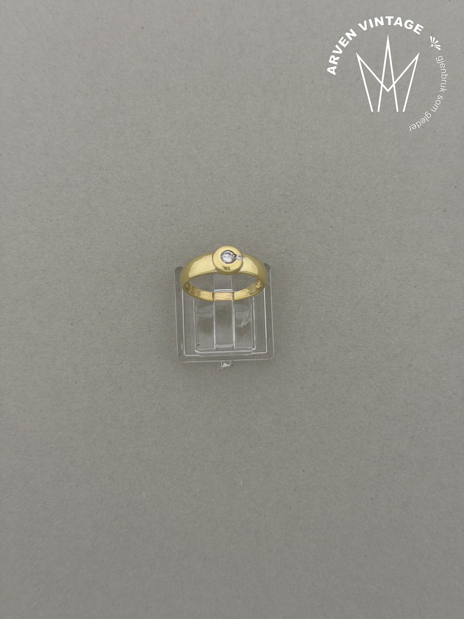 Vintage diamantring i gult gull str 50