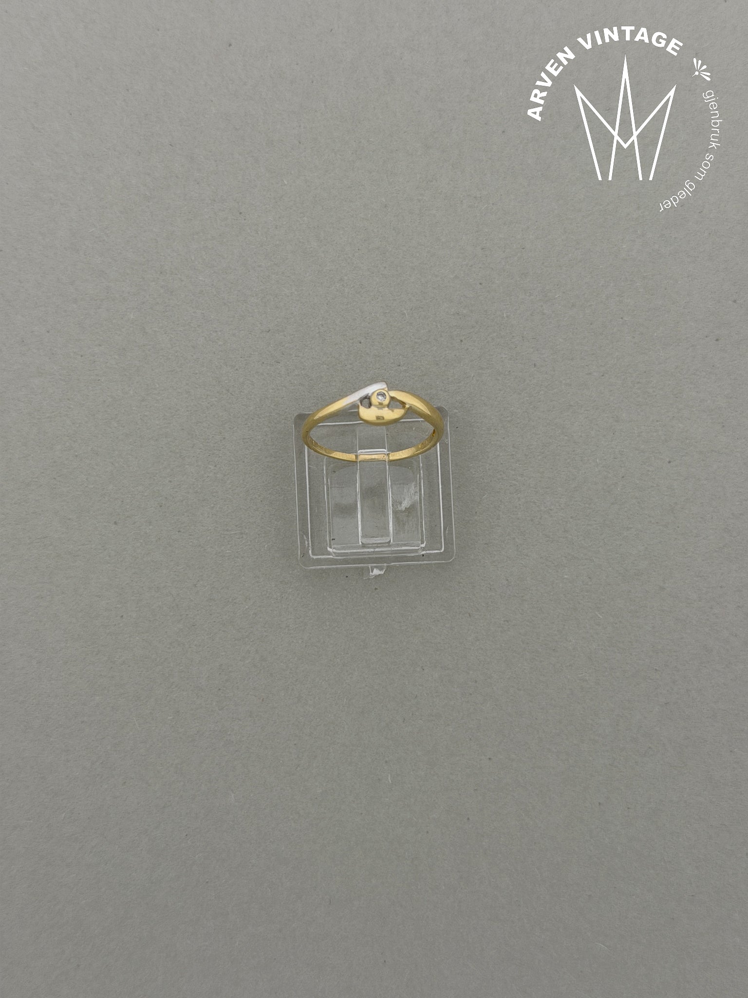 Vintage diamantring i gult gull str 52