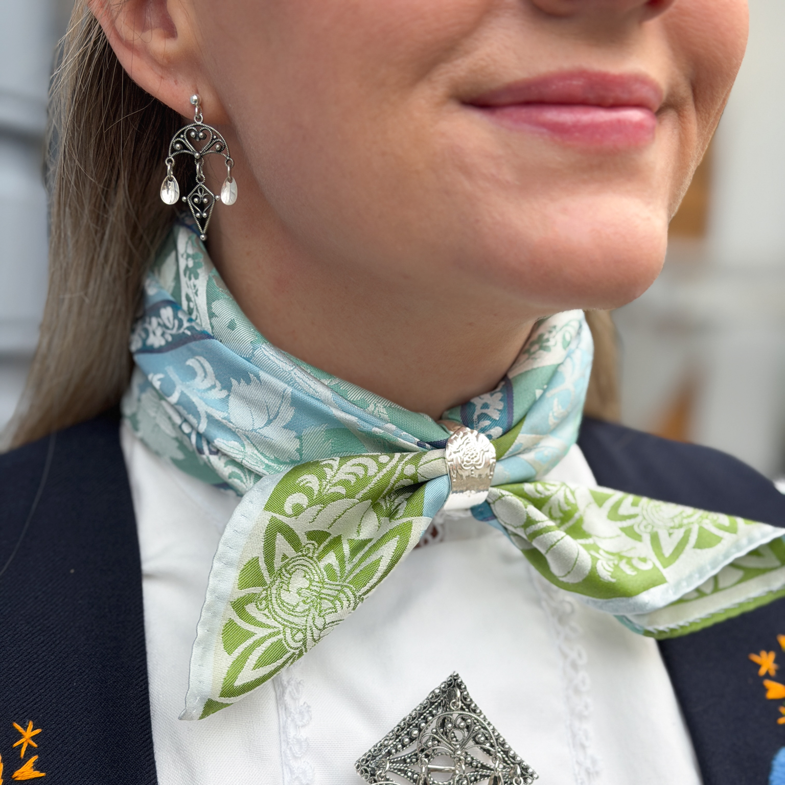 Skjerfringer- et smykke til bunaden