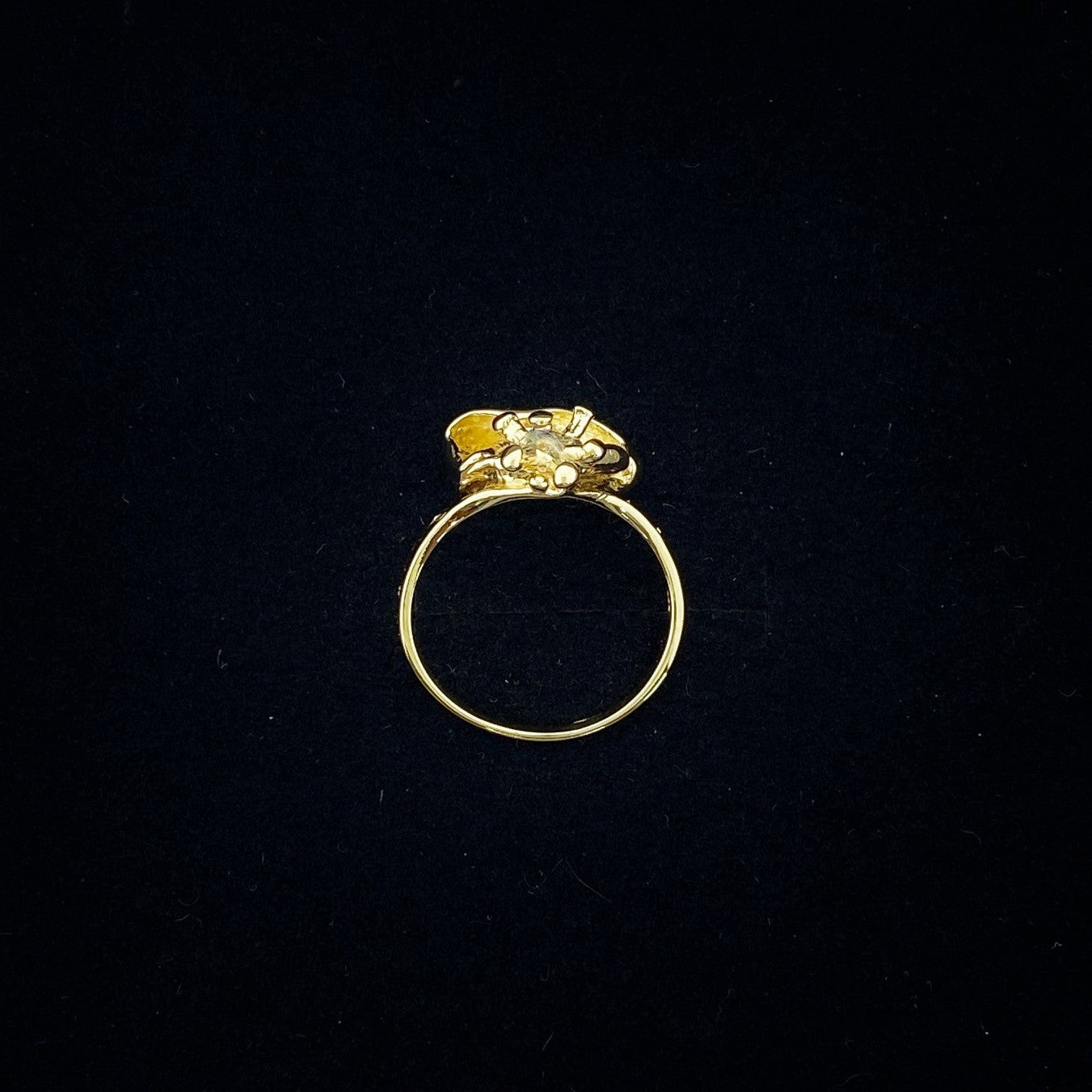 Vintage ring in yellow gold with an organic openwork design