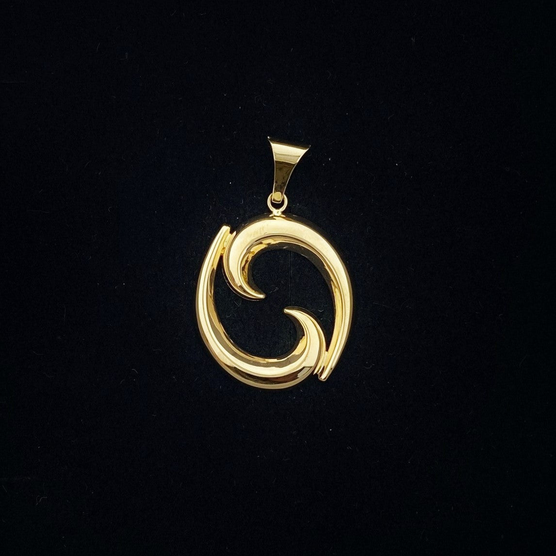 Vintage pendant in yellow gold